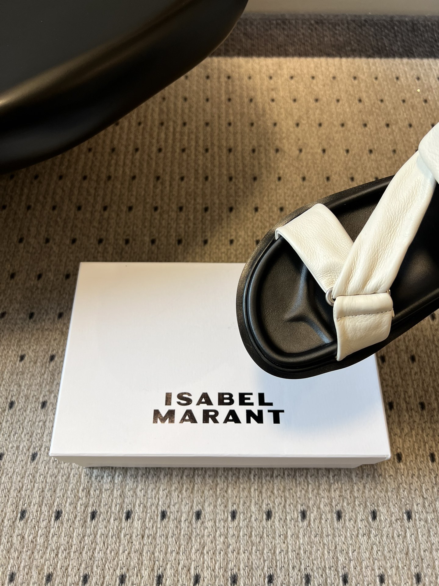 Isabelmaran*26ss早春新款交叉绑带厚底凉鞋这双交叉绑带厚底凉鞋，真的把慵懒松弛感焊在脚上了