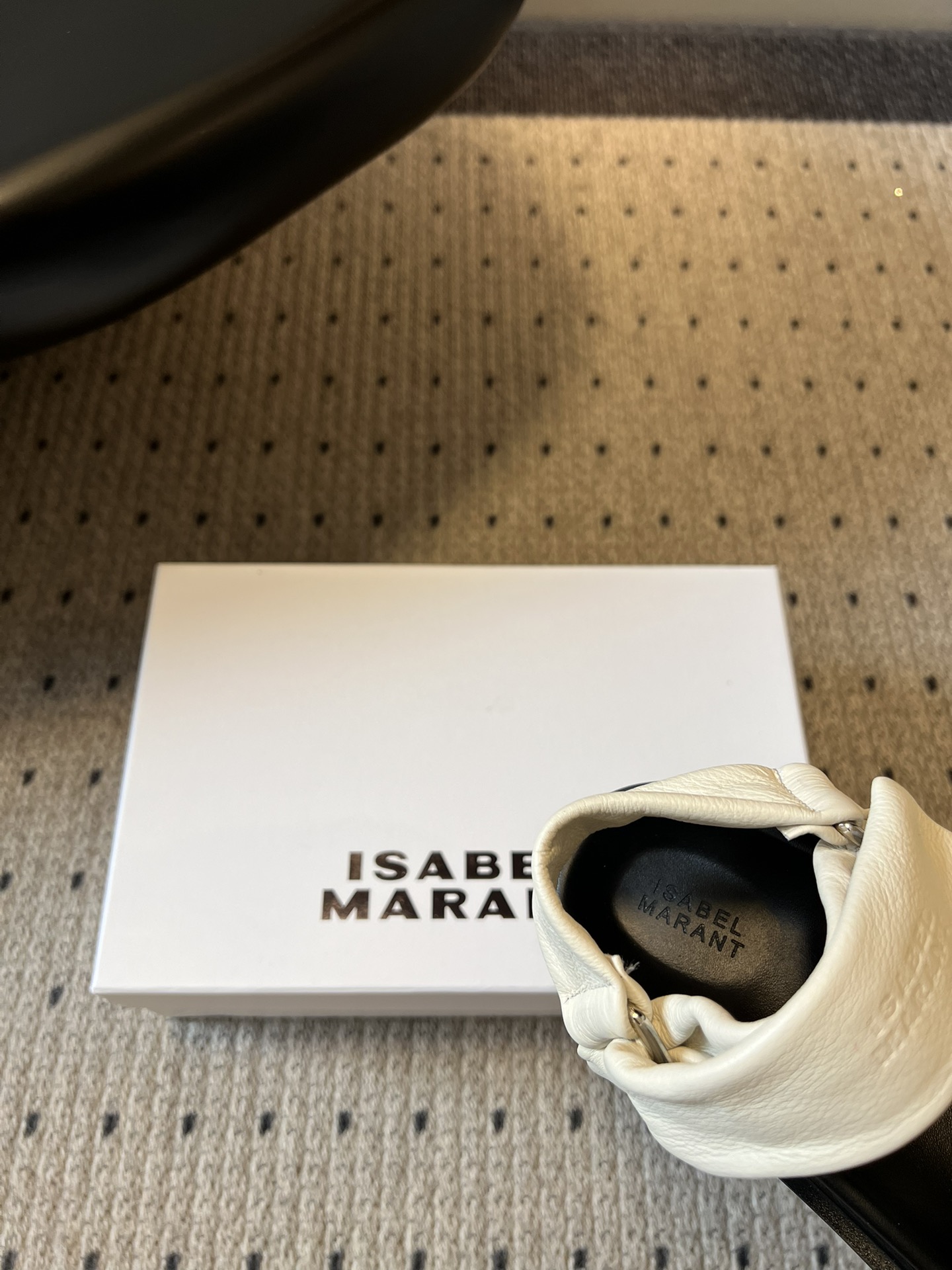 Isabelmaran*26ss早春新款交叉绑带厚底凉鞋这双交叉绑带厚底凉鞋，真的把慵懒松弛感焊在脚上了