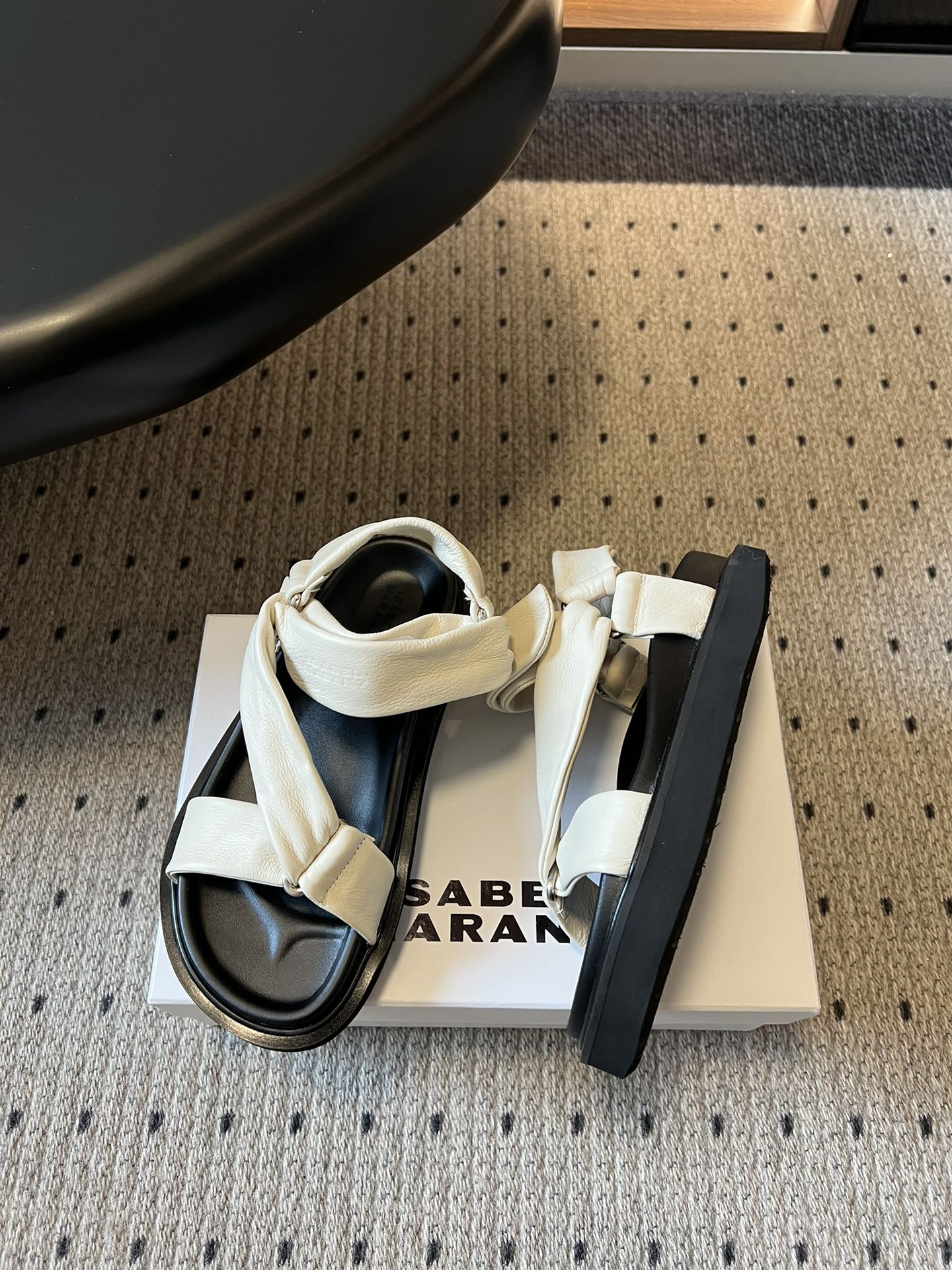 Isabelmaran*26ss早春新款交叉绑带厚底凉鞋这双交叉绑带厚底凉鞋，真的把慵懒松弛感焊在脚上了