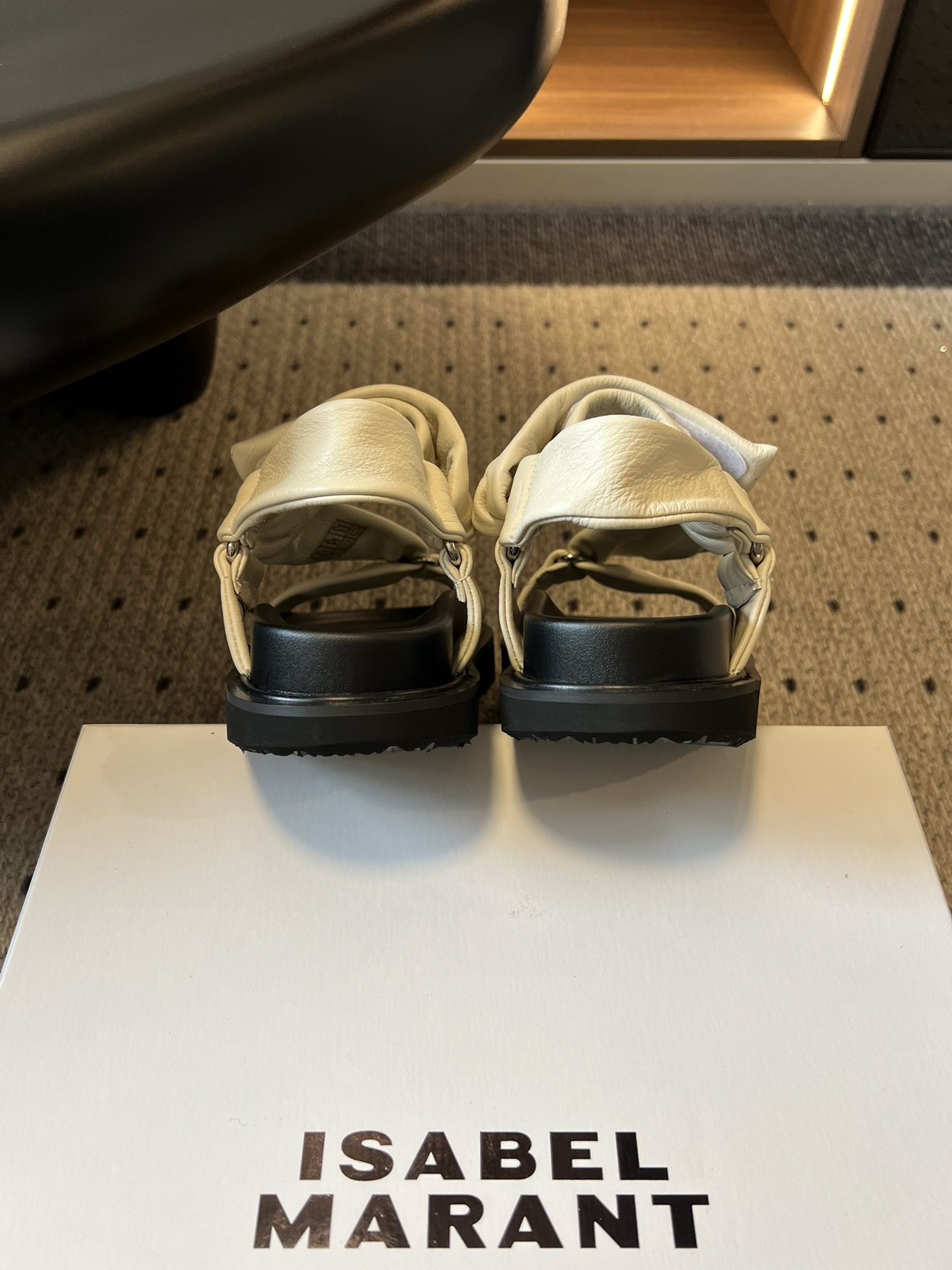 Isabelmaran*26ss早春新款交叉绑带厚底凉鞋这双交叉绑带厚底凉鞋，真的把慵懒松弛感焊在脚上了