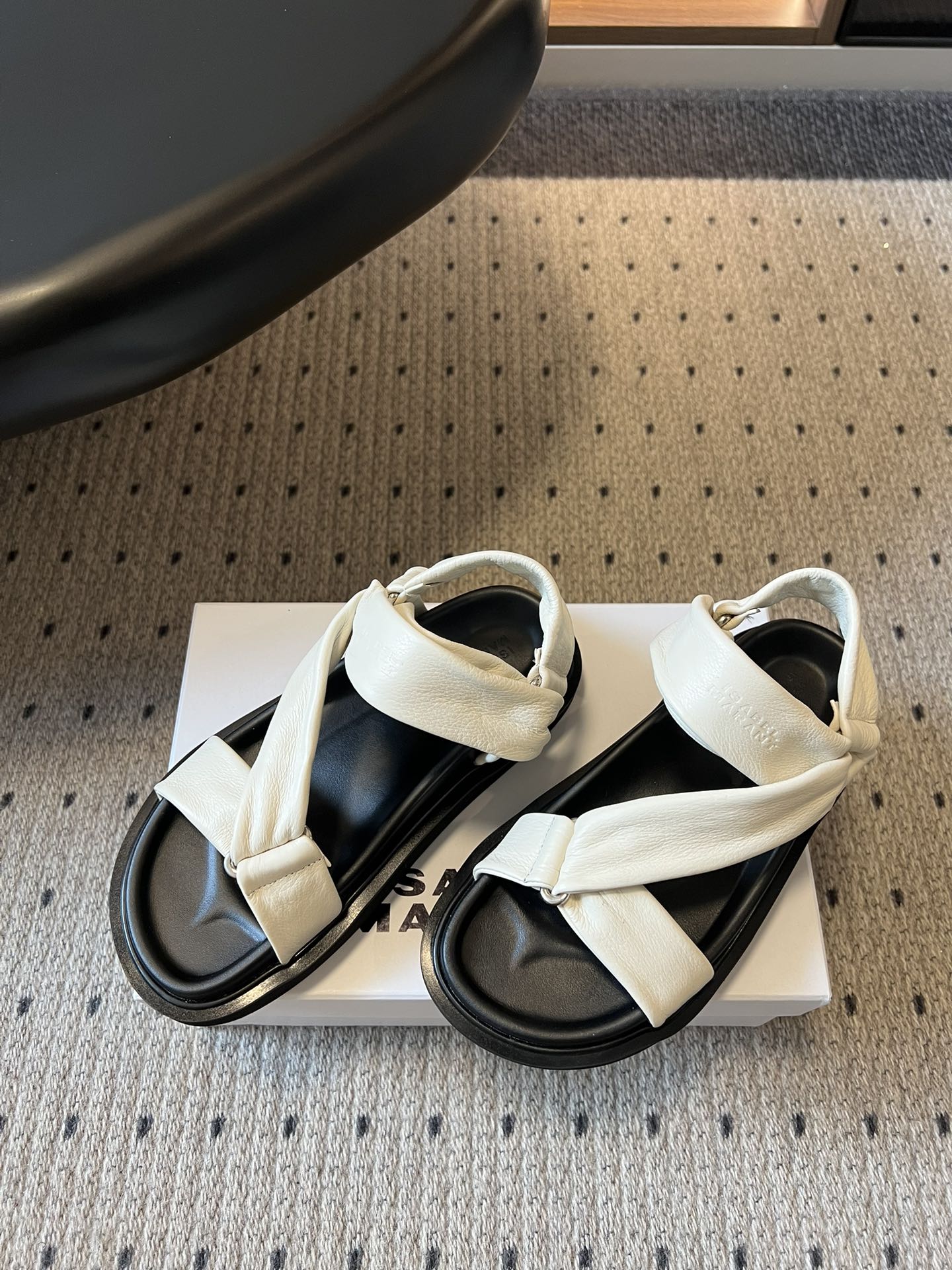 Isabelmaran*26ss早春新款交叉绑带厚底凉鞋这双交叉绑带厚底凉鞋，真的把慵懒松弛感焊在脚上了