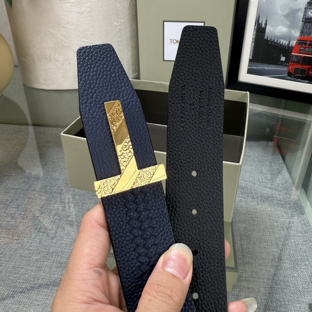汤姆福特最新网红爆款双面头层牛皮专柜同步3.8宽新款上市了，原版牛皮，搭配铜扣，优雅，大方用的方便。谢谢