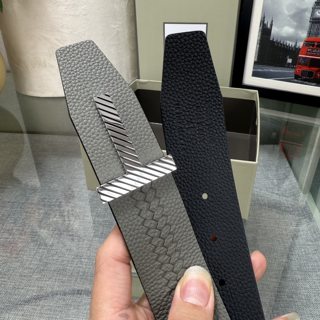 汤姆福特最新网红爆款双面头层牛皮专柜同步3.8宽新款上市了，原版牛皮，搭配铜扣，优雅，大方用的方便。谢谢