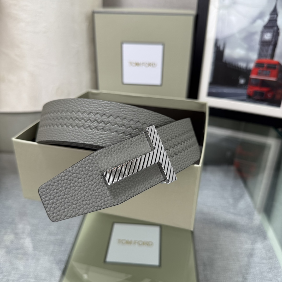 汤姆福特最新网红爆款双面头层牛皮专柜同步3.8宽新款上市了，原版牛皮，搭配铜扣，优雅，大方用的方便。谢谢