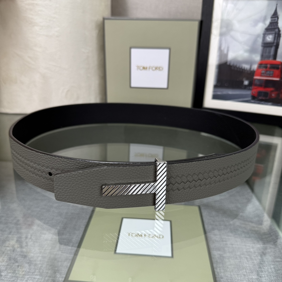 汤姆福特最新网红爆款双面头层牛皮专柜同步3.8宽新款上市了，原版牛皮，搭配铜扣，优雅，大方用的方便。谢谢