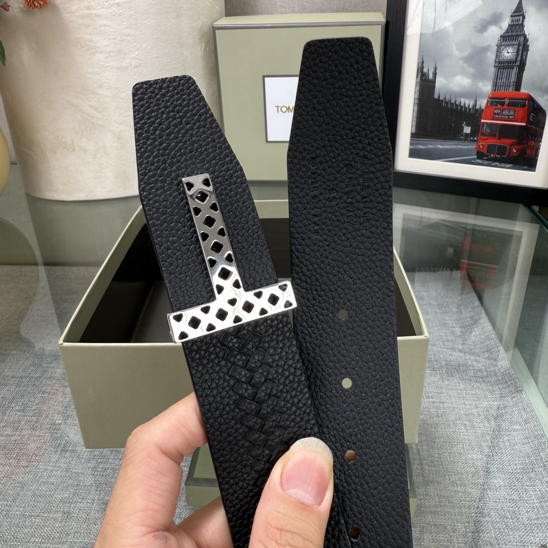 汤姆福特最新网红爆款双面头层牛皮专柜同步3.8宽新款上市了，原版牛皮，搭配铜扣，优雅，大方用的方便。谢谢