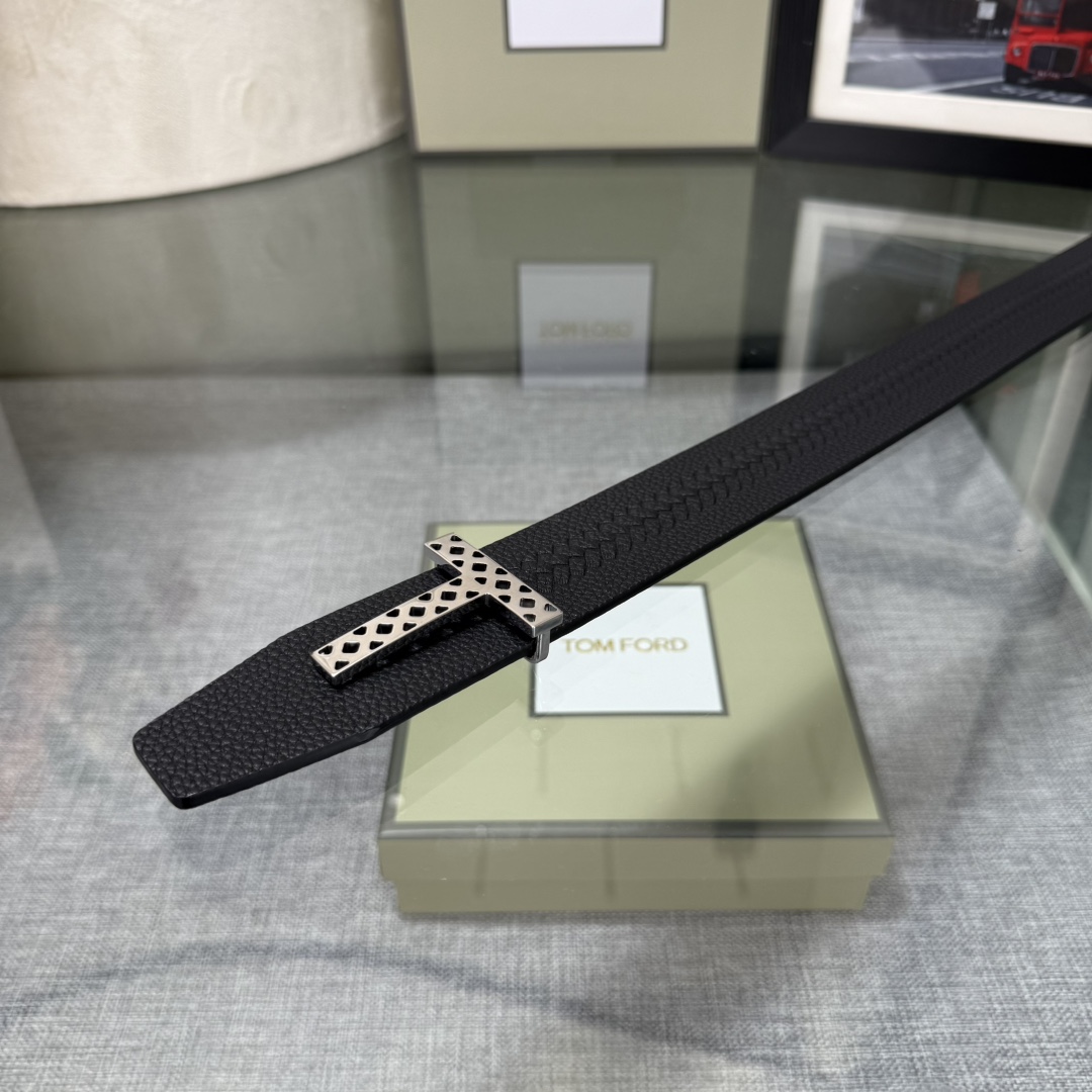 汤姆福特最新网红爆款双面头层牛皮专柜同步3.8宽新款上市了，原版牛皮，搭配铜扣，优雅，大方用的方便。谢谢