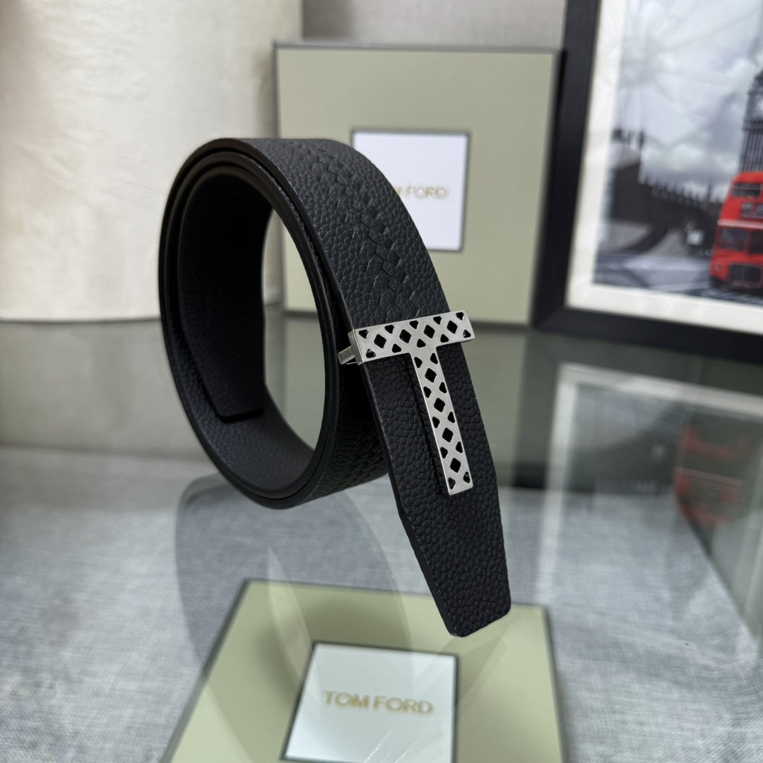 汤姆福特最新网红爆款双面头层牛皮专柜同步3.8宽新款上市了，原版牛皮，搭配铜扣，优雅，大方用的方便。谢谢