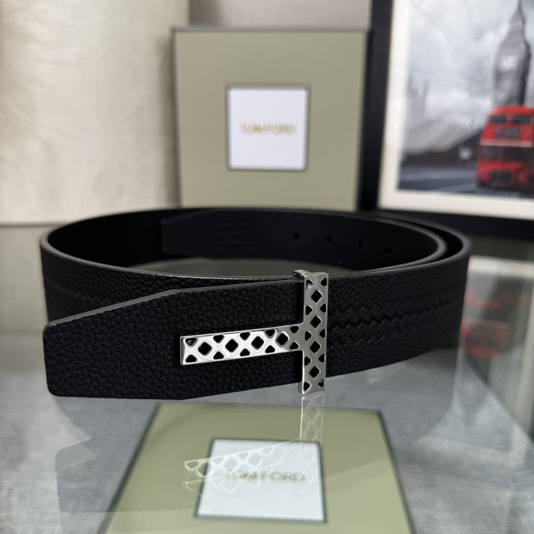 汤姆福特最新网红爆款双面头层牛皮专柜同步3.8宽新款上市了，原版牛皮，搭配铜扣，优雅，大方用的方便。谢谢