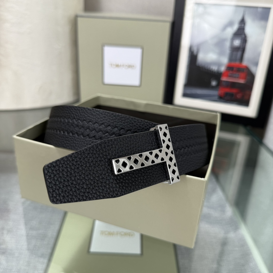 汤姆福特最新网红爆款双面头层牛皮专柜同步3.8宽新款上市了，原版牛皮，搭配铜扣，优雅，大方用的方便。谢谢