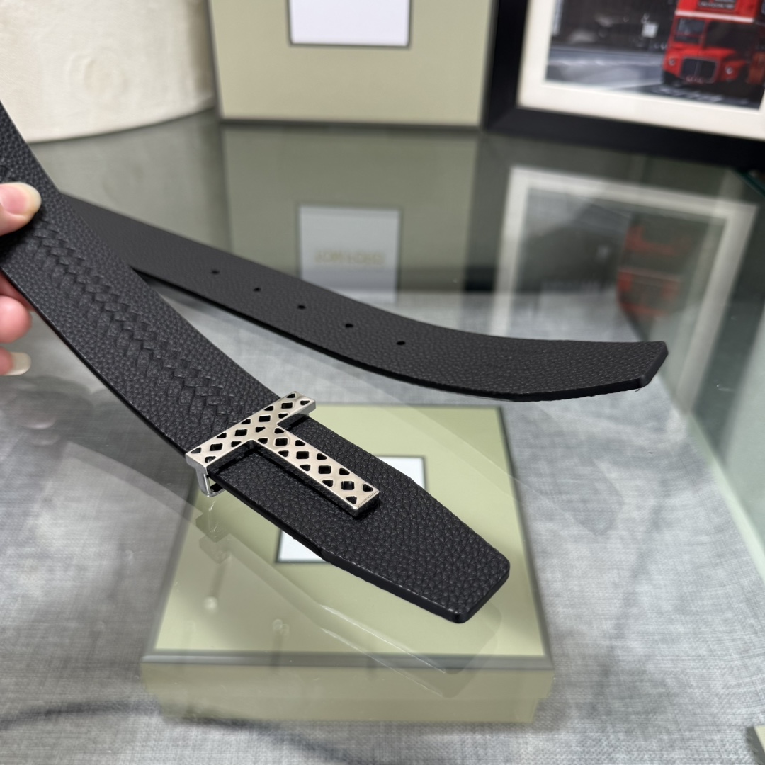 汤姆福特最新网红爆款双面头层牛皮专柜同步3.8宽新款上市了，原版牛皮，搭配铜扣，优雅，大方用的方便。谢谢