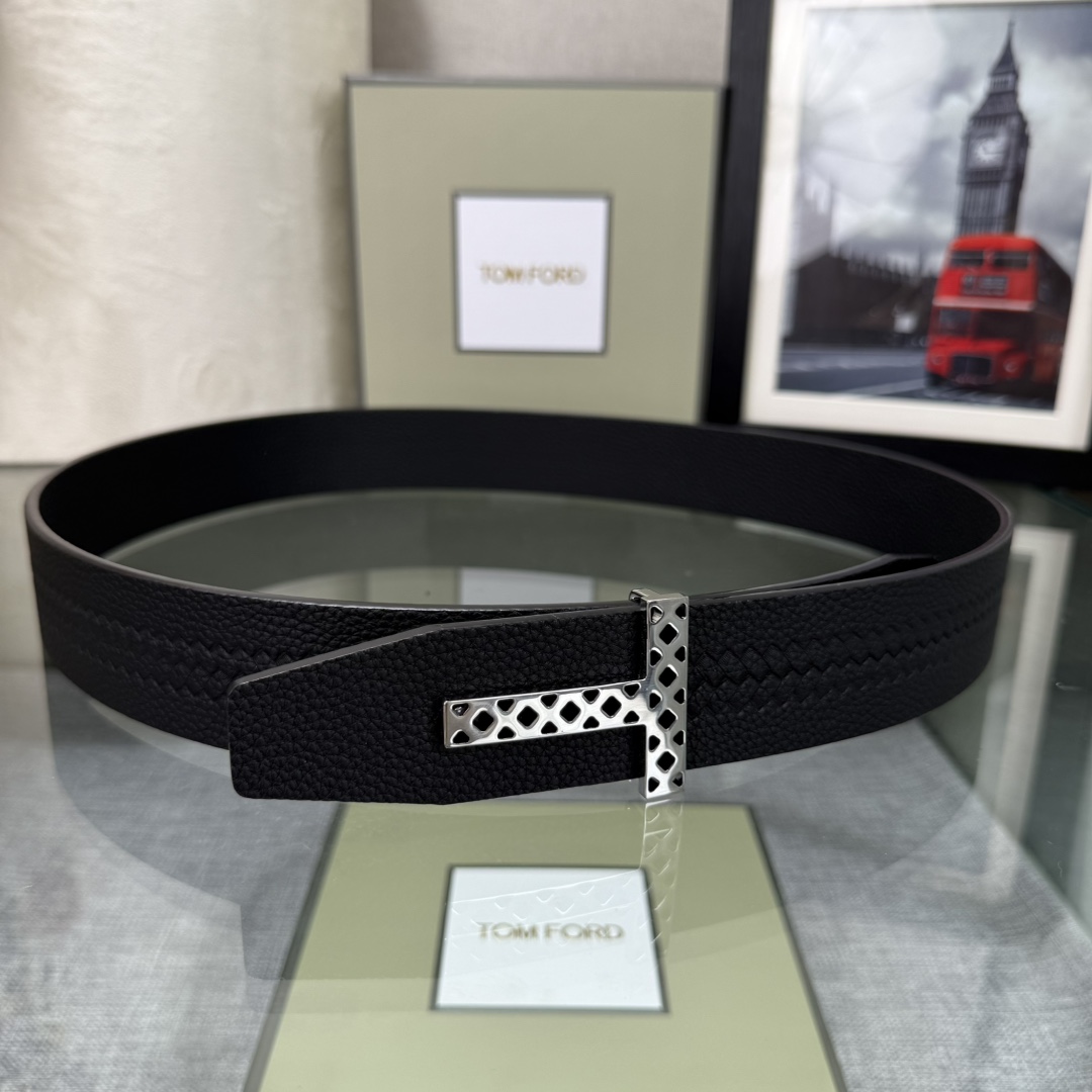 汤姆福特最新网红爆款双面头层牛皮专柜同步3.8宽新款上市了，原版牛皮，搭配铜扣，优雅，大方用的方便。谢谢