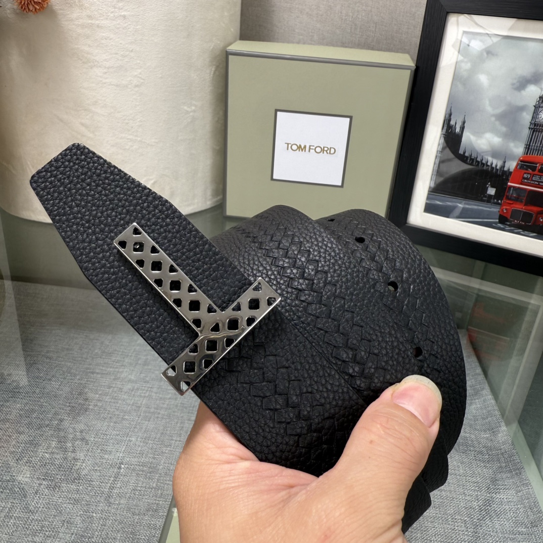 汤姆福特最新网红爆款双面头层牛皮专柜同步3.8宽新款上市了，原版牛皮，搭配铜扣，优雅，大方用的方便。谢谢