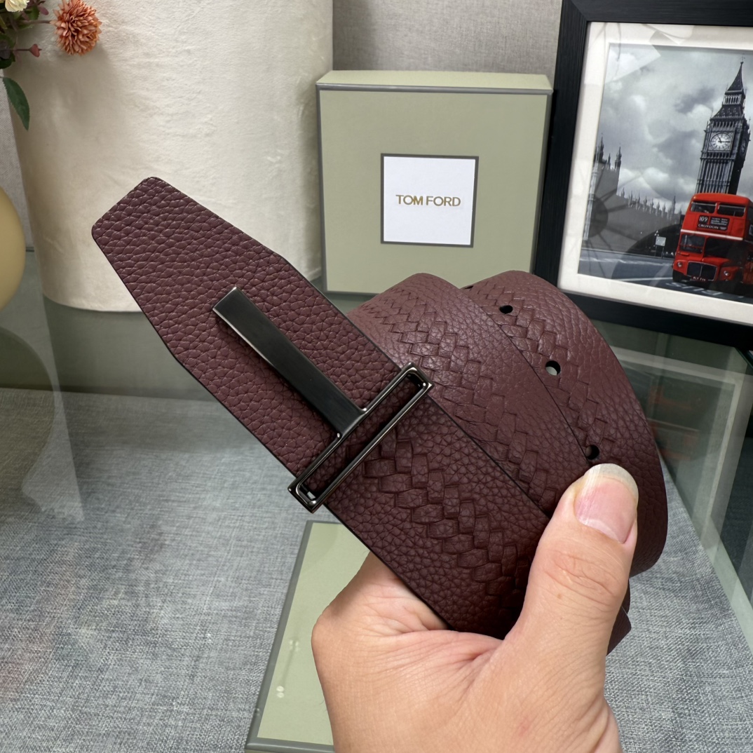 汤姆福特最新网红爆款双面头层牛皮专柜同步3.8宽新款上市了，原版牛皮，搭配铜扣，优雅，大方用的方便。谢谢