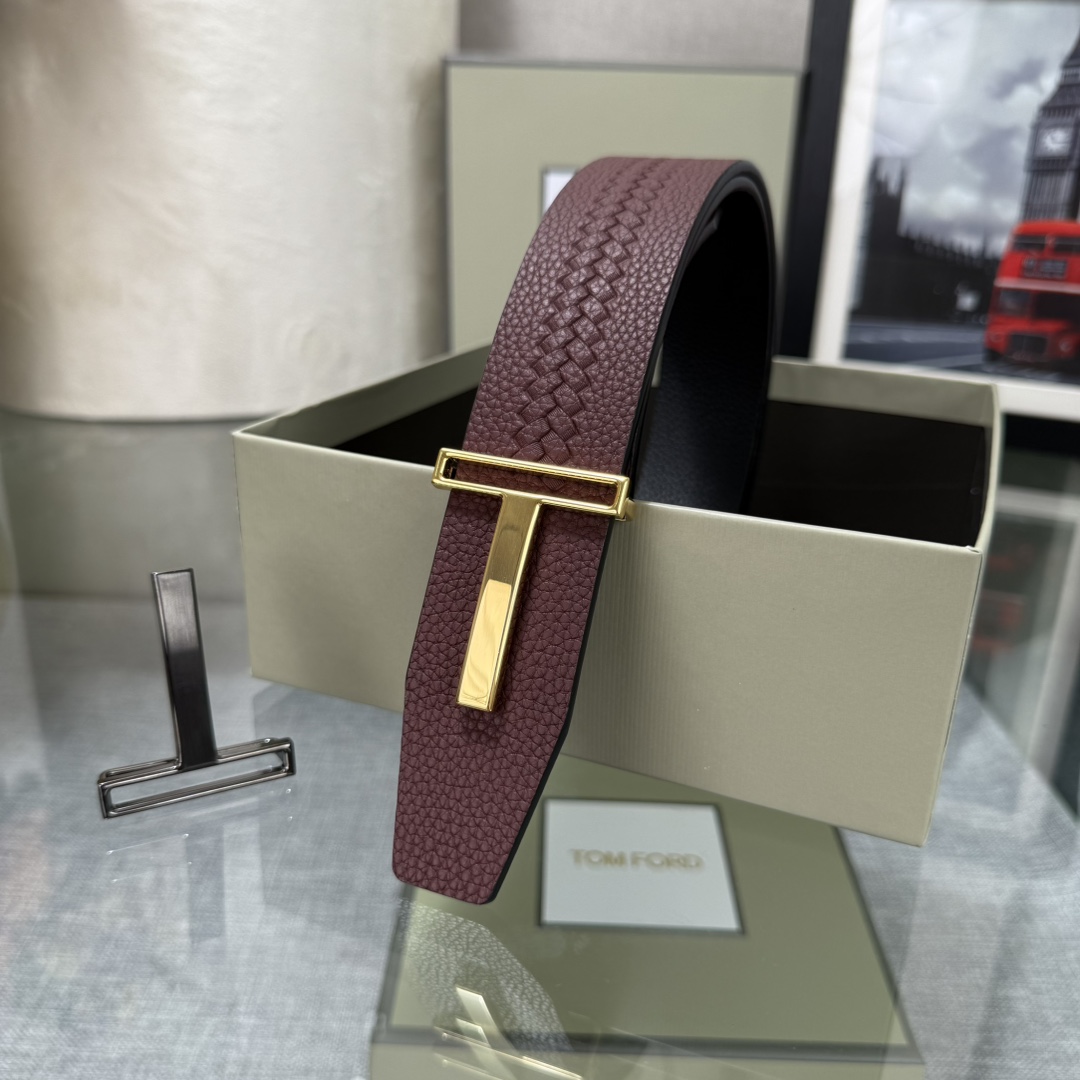 汤姆福特最新网红爆款双面头层牛皮专柜同步3.8宽新款上市了，原版牛皮，搭配铜扣，优雅，大方用的方便。谢谢