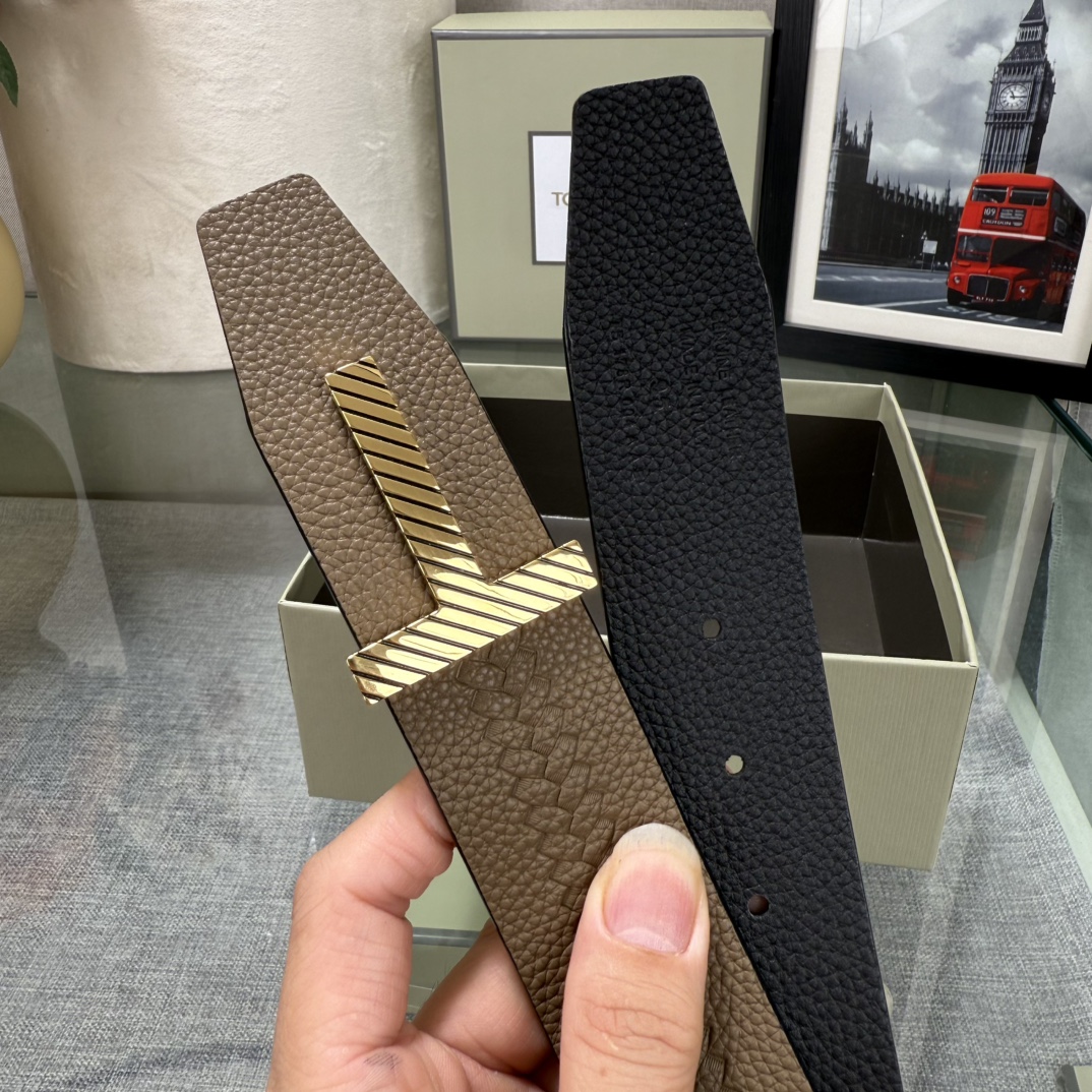 汤姆福特最新网红爆款双面头层牛皮专柜同步3.8宽新款上市了，原版牛皮，搭配铜扣，优雅，大方用的方便。谢谢