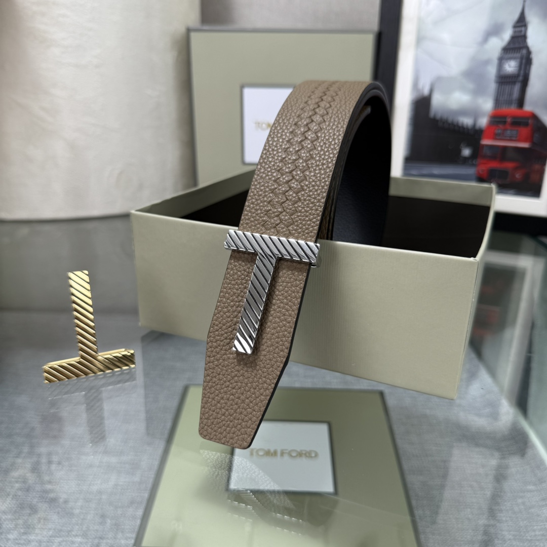 汤姆福特最新网红爆款双面头层牛皮专柜同步3.8宽新款上市了，原版牛皮，搭配铜扣，优雅，大方用的方便。谢谢