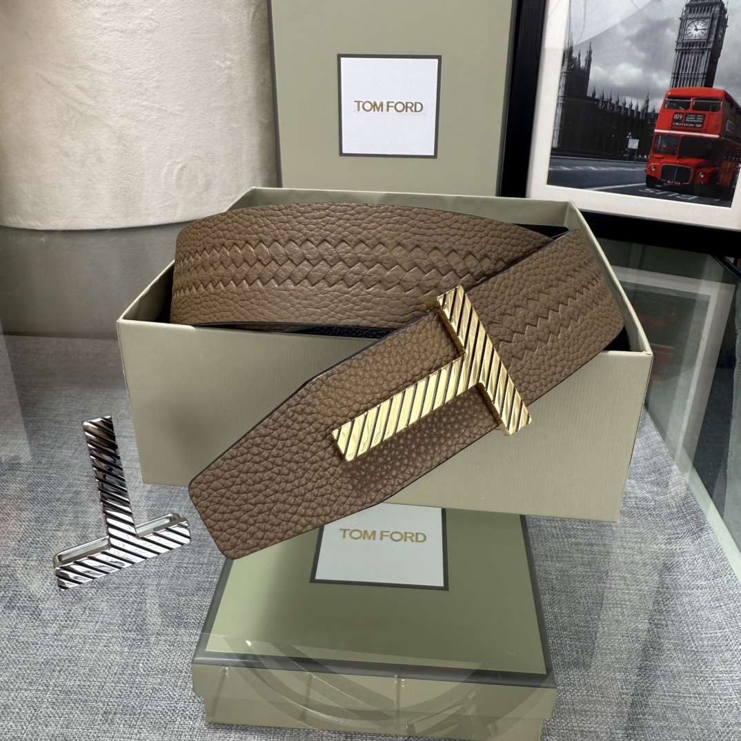 汤姆福特最新网红爆款双面头层牛皮专柜同步3.8宽新款上市了，原版牛皮，搭配铜扣，优雅，大方用的方便。谢谢