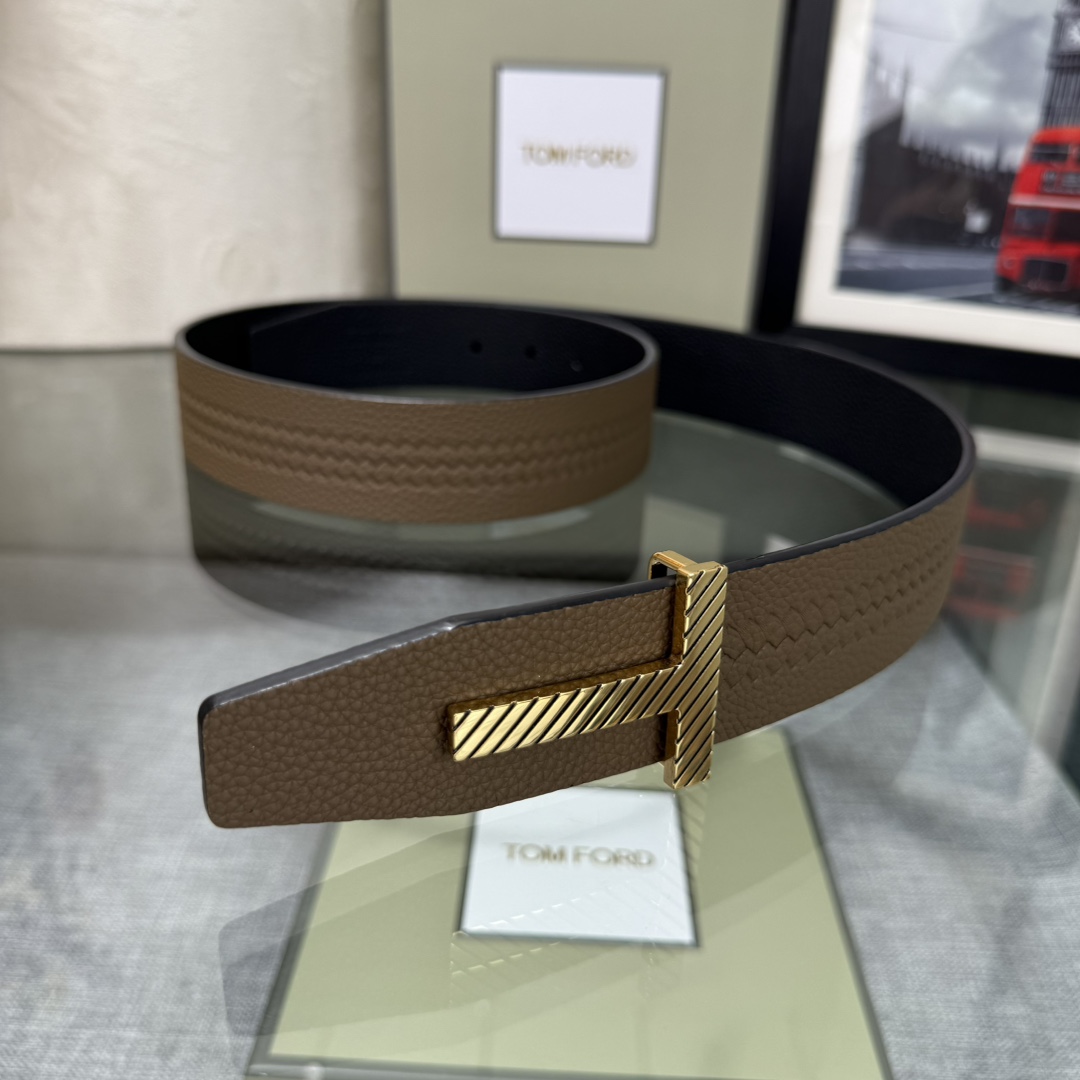 汤姆福特最新网红爆款双面头层牛皮专柜同步3.8宽新款上市了，原版牛皮，搭配铜扣，优雅，大方用的方便。谢谢