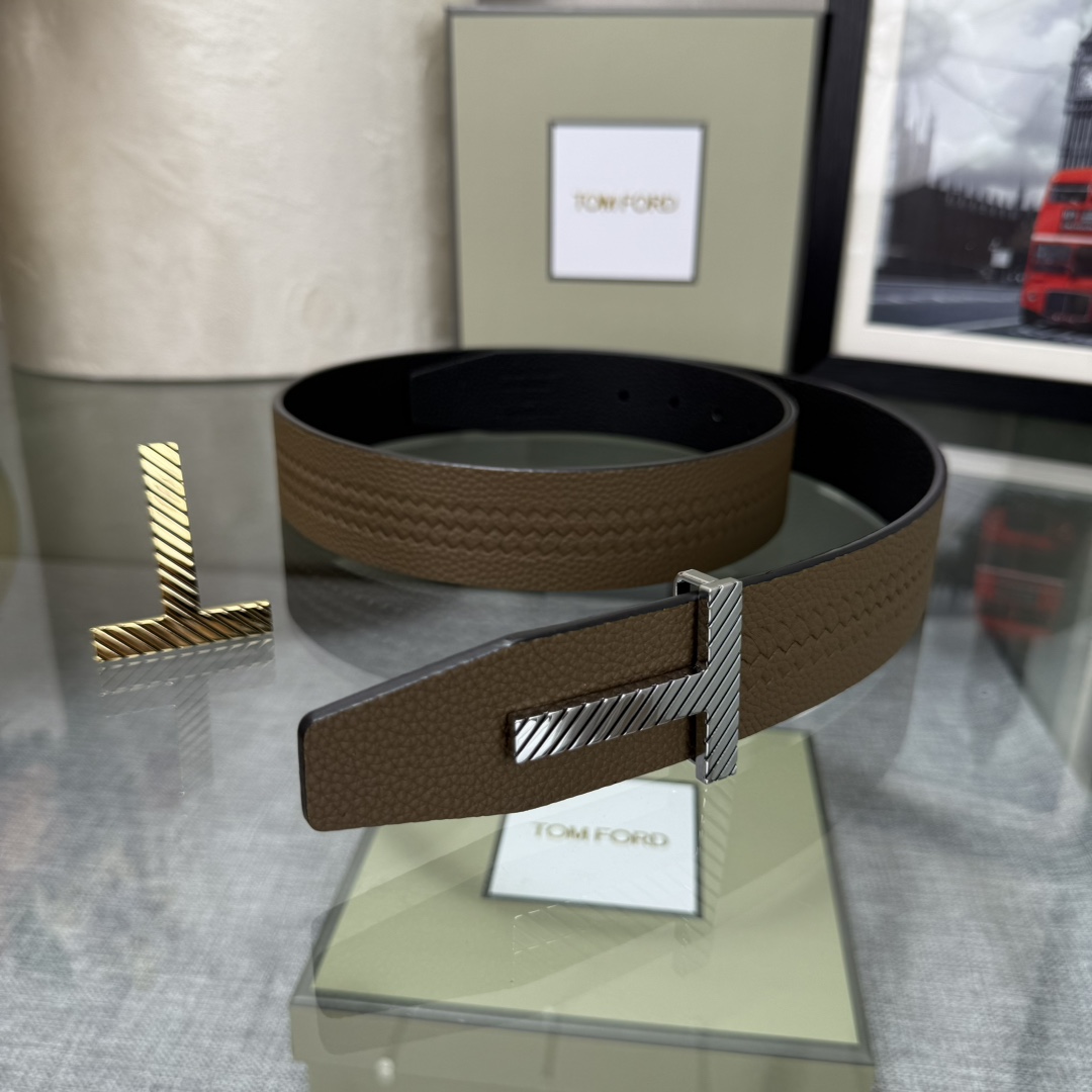 汤姆福特最新网红爆款双面头层牛皮专柜同步3.8宽新款上市了，原版牛皮，搭配铜扣，优雅，大方用的方便。谢谢