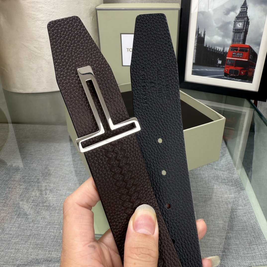 汤姆福特最新网红爆款双面头层牛皮专柜同步3.8宽新款上市了，原版牛皮，搭配铜扣，优雅，大方用的方便。谢谢