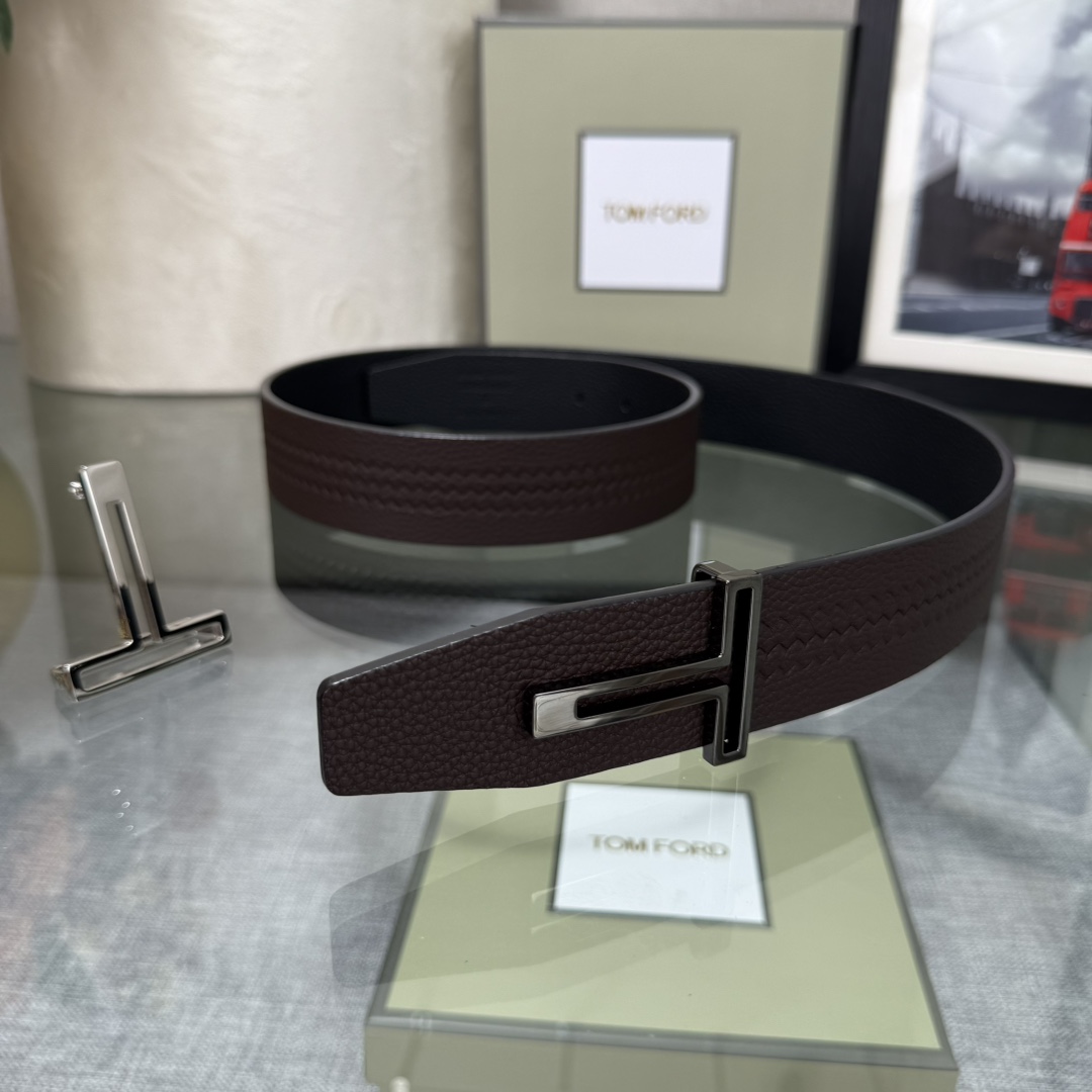 汤姆福特最新网红爆款双面头层牛皮专柜同步3.8宽新款上市了，原版牛皮，搭配铜扣，优雅，大方用的方便。谢谢