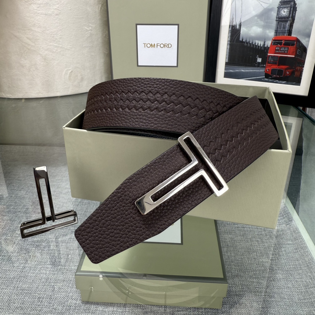 汤姆福特最新网红爆款双面头层牛皮专柜同步3.8宽新款上市了，原版牛皮，搭配铜扣，优雅，大方用的方便。谢谢