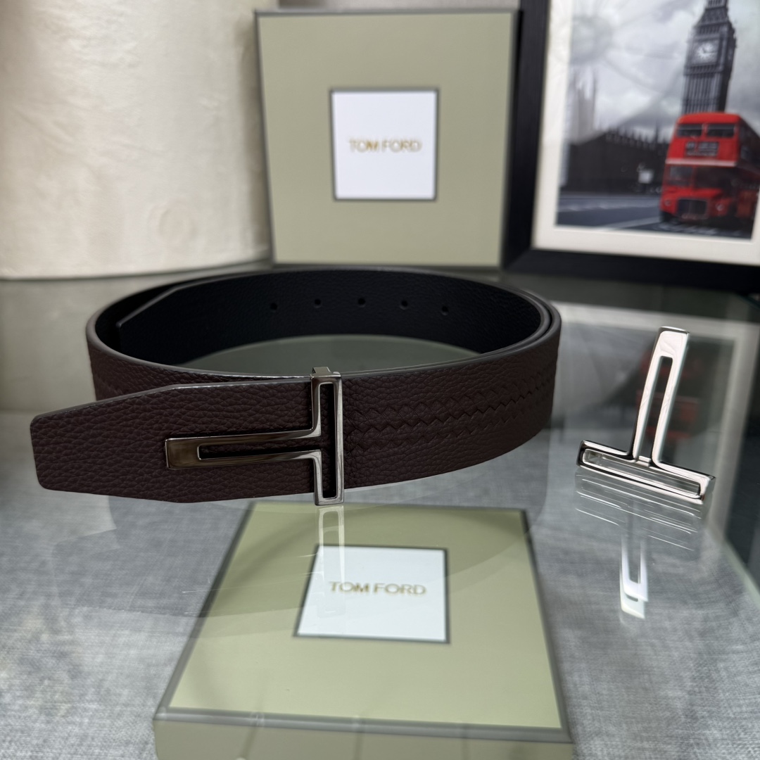 汤姆福特最新网红爆款双面头层牛皮专柜同步3.8宽新款上市了，原版牛皮，搭配铜扣，优雅，大方用的方便。谢谢