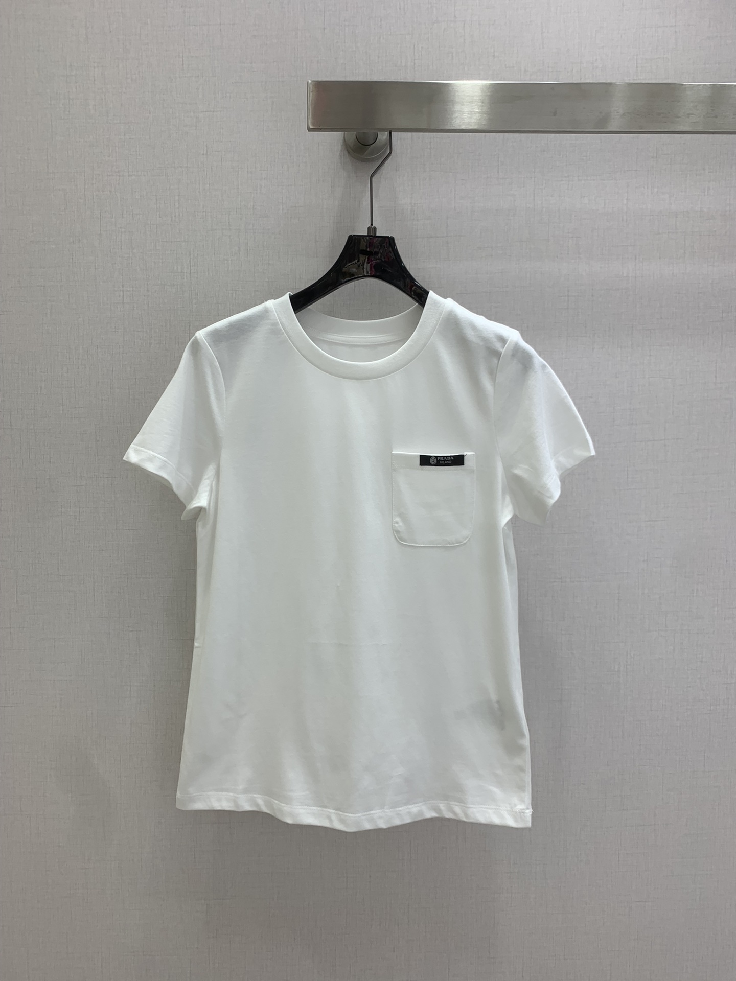 NO:802236,Highly recommended 26 spring and summer new style short-sleeved T-shirt with pocket logo. Made of pure cotton fabric, soft and skin-friendly, super breathable, super comfortable to wear in summer! Small pocket on the chest + brand woven label, full of details. Straight shoulder cut + slightly loose fit, tolerant and comfortable to wear. Versatile, jeans, shorts, skirts can be easily worn, commuting, dating, daily outings are OK! Simple and practical, it is a must-have item for the summer wardrobe. One color SML code  High quality ABC,,skirts,shorts,jeans,T-shirt,tees,t-shirt,19860909强烈推荐 26春夏新款 口袋标志短袖T恤 采用纯棉面料,柔软亲肤,透气性超棒,夏天穿超舒服!胸前小口袋+品牌织唛,细节满分.正肩剪裁+微宽松版型 包容性强 穿着自在 百搭属性,牛仔裤,短裤,裙子都能轻松驾驭,通勤 约会日常出街都OK!简约又实用,是夏季衣橱必备单品 一个色 SML码 高品质ABC,,skirts,shorts,jeans,T-shirt,tees，t-shirt,,Women's clothing