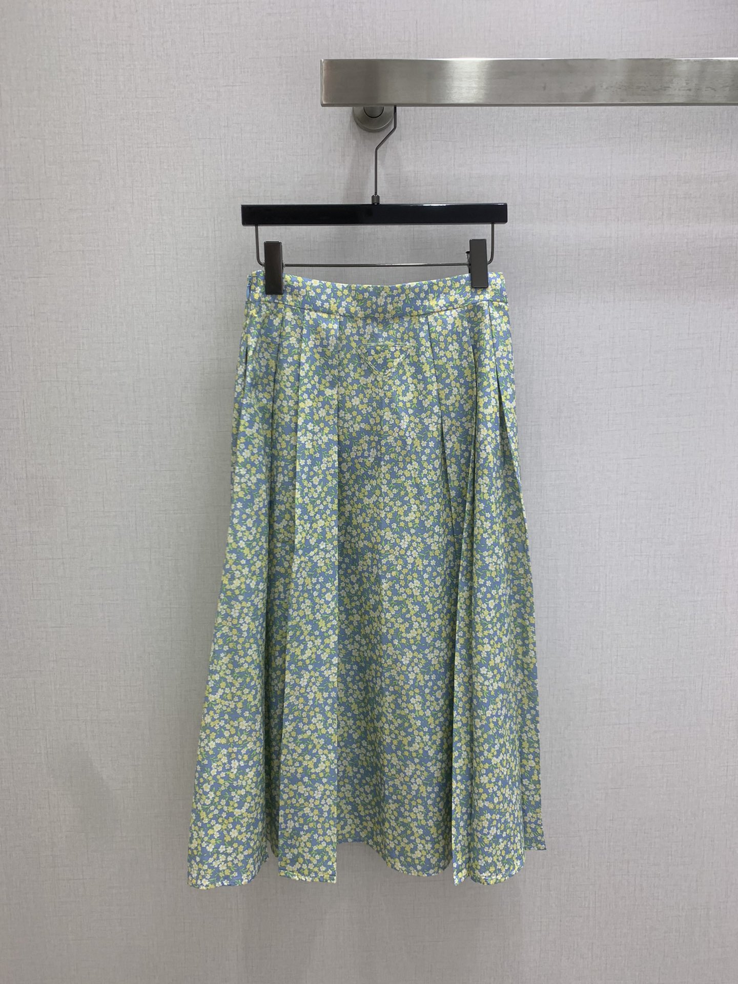 NO:802233,Highly recommended 26 spring and summer new model. Blue and purple floral long skirt, fresh blue and purple background with yellow and white flowers. Full of summer atmosphere. High-waisted A-line version + elastic waist, comfortable and slim, suitable for various body types. Thin chiffon material, drape and elegant, full skirt layering, perfect for daily life, vacation, and photo shoot. Pair with white or light-colored tops, easy to get the gentle Korean style, it is a must-have and versatile item in the summer wardrobe. One color SML code  High quality ABC,,skirts,19860909强烈推荐 26春夏新款 蓝紫碎花长半裙,清新蓝紫底色配黄白小花 夏日氛围感满满 高腰A字版型+松紧腰,舒适又显瘦,适合多种身材 轻薄雪纺材质,垂坠飘逸,裙摆层次感十足,日常,度假,拍照都超出片 搭配白色或浅色上衣,轻松get温柔韩系风,是夏季衣橱必备百搭单品 一个色 SML码 高品质ABC,,skirts,,Women's clothing