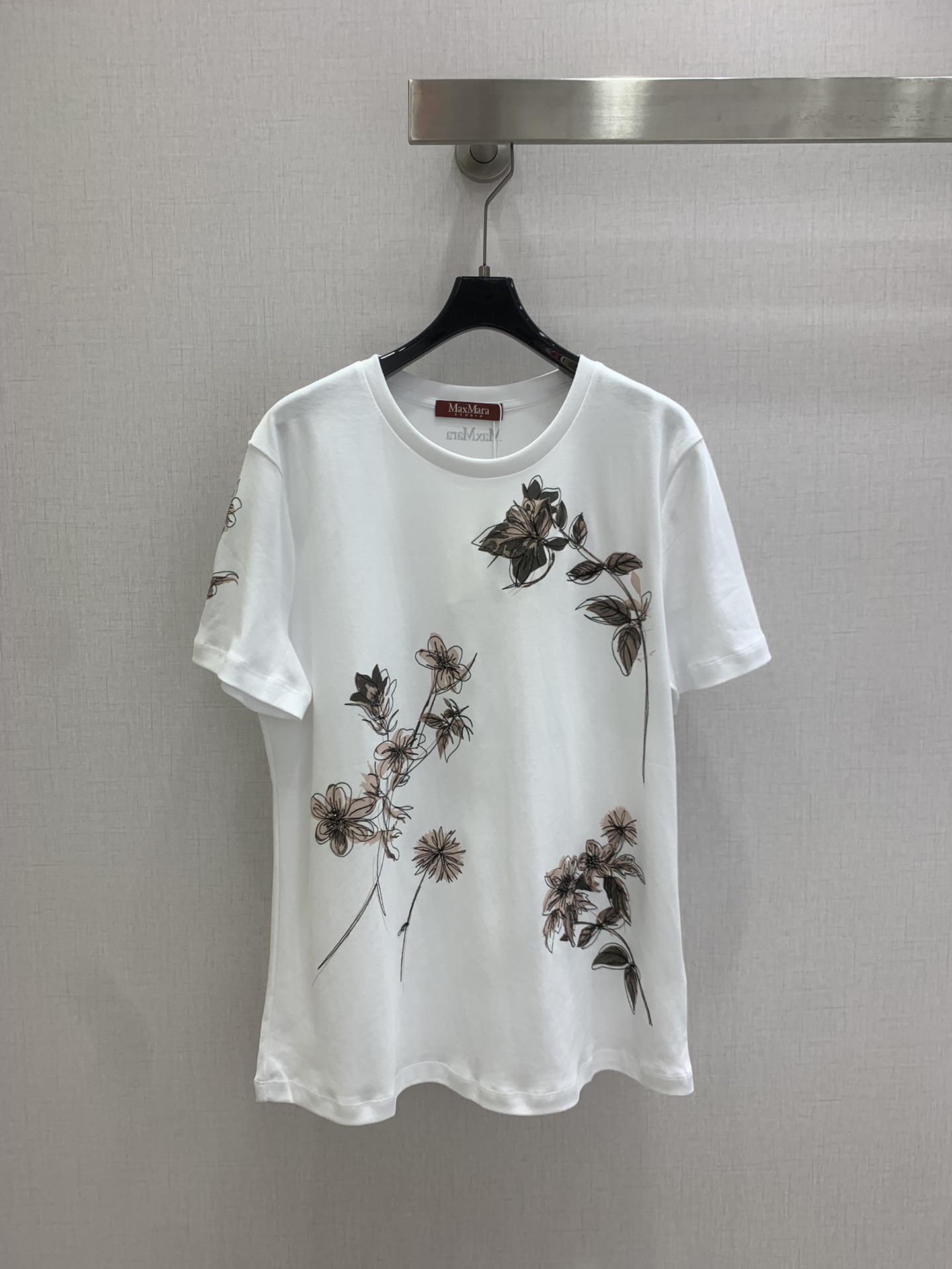 NO:802227,Highly recommended for spring and summer 26. Floral embroidered rhinestone printed short-sleeved T-shirt. Positive shoulder cut + slightly loose fit. Very tolerant and comfortable to wear. Versatile, jeans, shorts, skirts can be easily worn, commuting, dating and daily outings are OK! Simple and practical, it is a must-have item for the summer wardrobe. One color SML code. High quality ABC, skirts, shorts, jeans, T-shirt, tees, t-shirt,19860909强烈推荐 26春夏新款 花卉刺绣烫钻印花短袖T恤 正肩剪裁+微宽松版型 包容性强 穿着自在 百搭属性,牛仔裤,短裤,裙子都能轻松驾驭,通勤 约会日常出街都OK!简约又实用,是夏季衣橱必备单品 一个色 SML码 高品质ABC,,skirts,shorts,jeans,T-shirt,tees，t-shirt,,Women's clothing