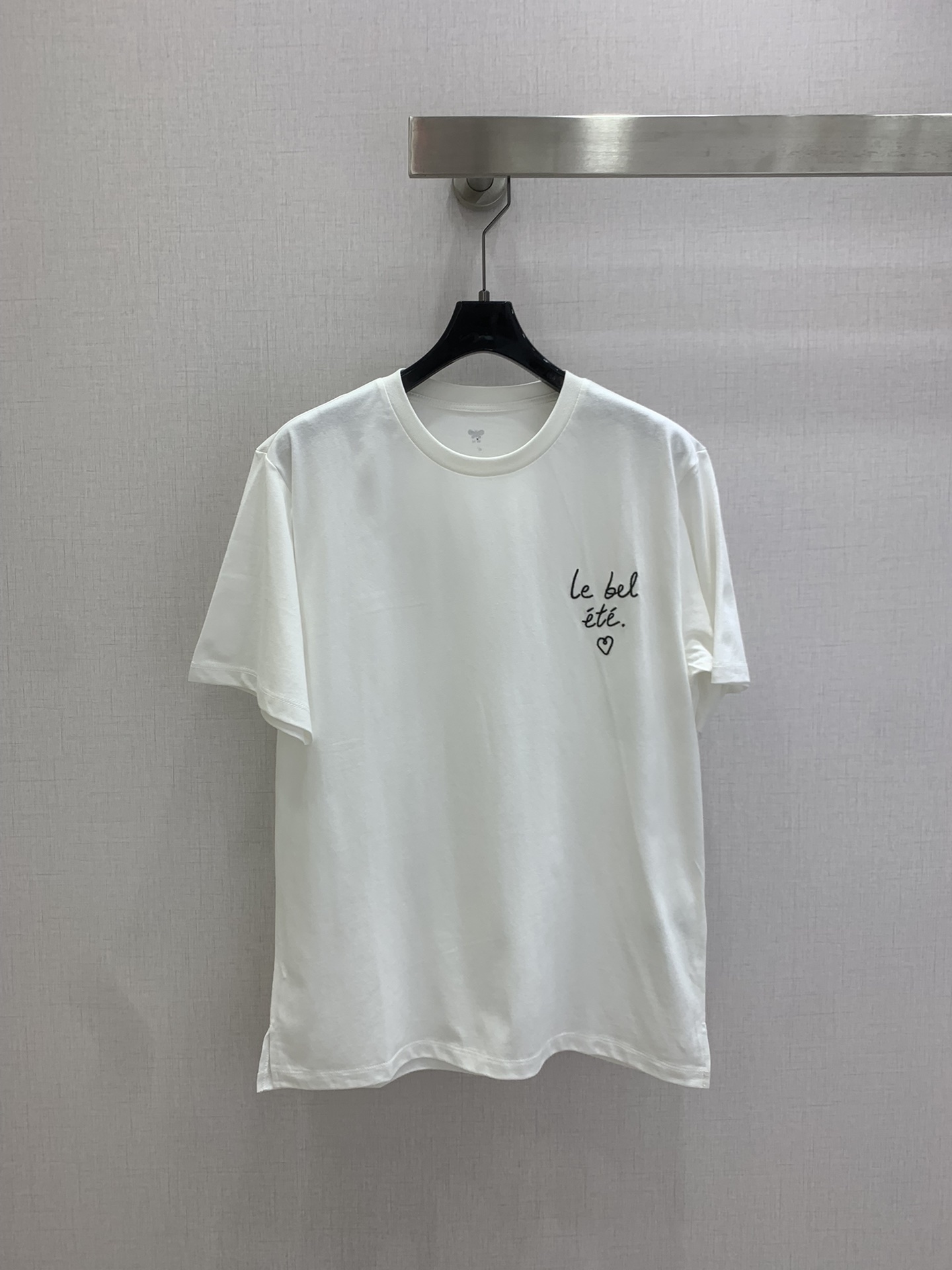 NO:802221,Highly recommended for spring and summer 26. Short-sleeved T-shirt with embroidered side slits. Italian pure cotton embroidered short-sleeved T-shirt with lettering. The slit design is very tolerant and comfortable to wear. Versatile, jeans, shorts, skirts can be easily controlled, commuting, dating, and daily outings are OK! Simple and practical, it is a must-have item for the summer wardrobe. One color SML code. High-quality ABC, skirts, shorts, jeans, T-shirt, tees, t-shirt,19860909强烈推荐 26春夏新款 刺绣侧边开衩短袖T恤 意大利纯棉刺绣字母短袖T恤,开叉设计包容性强 穿着自在 百搭属性,牛仔裤,短裤,裙子都能轻松驾驭,通勤 约会日常出街都OK!简约又实用,是夏季衣橱必备单品 一个色 SML码 高品质ABC,,skirts,shorts,jeans,T-shirt,tees，t-shirt,,Women's clothing