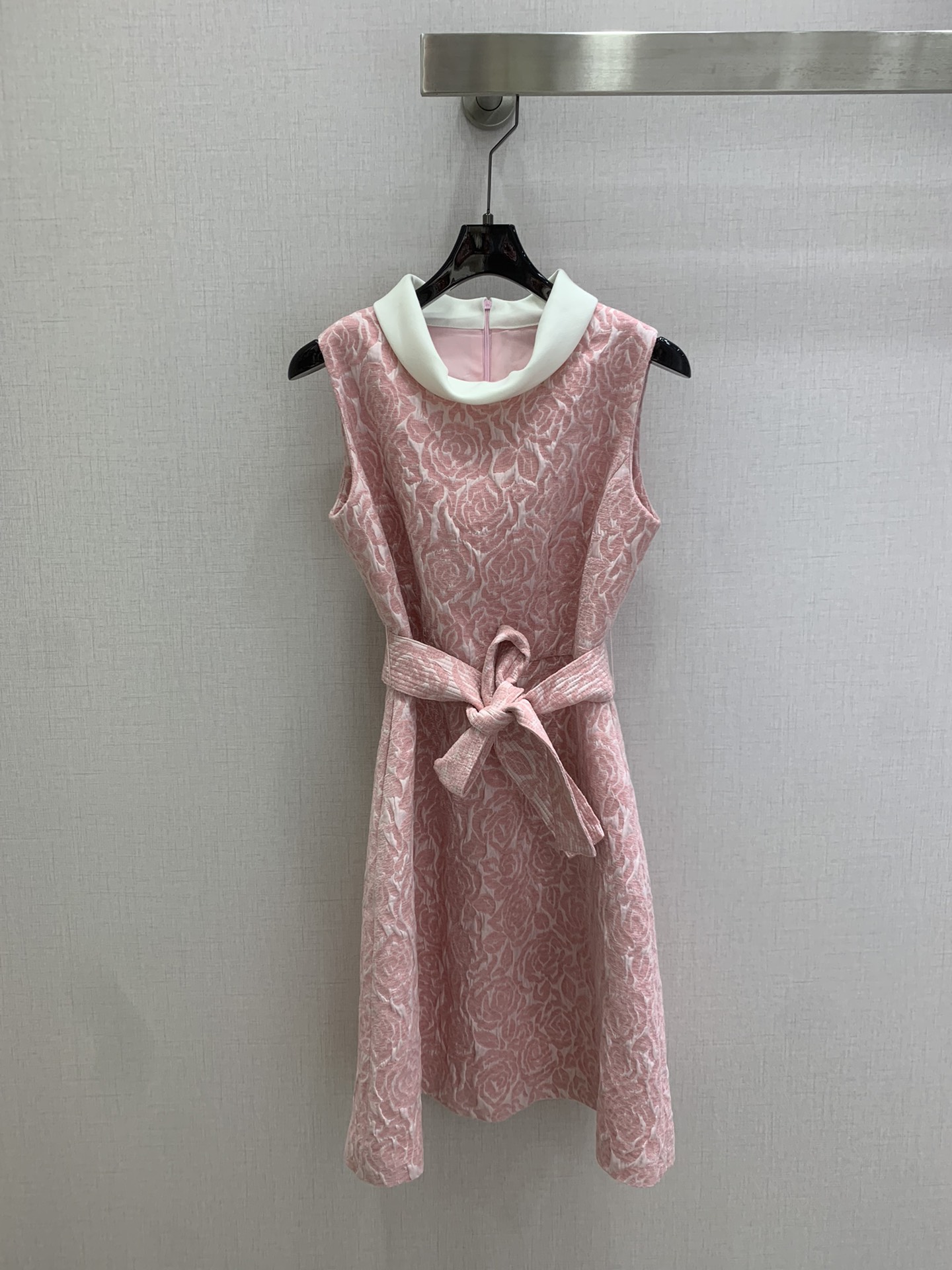 NO:802215,Highly recommended 26 spring and summer new color contrast flocking sleeveless belt dress Hepburn series pink flocking skirt, using organza base + rose flocking technology, three-dimensional dark pattern super texture!  Sleeveless A-line version + white Peter Pan collar, the same belt around the waist can be tied with a bow, the waist is slimmed down to show the figure, retro and sweet, full of elegance. It is absolutely eye-catching to wear on dates and parties. Two colors SML code, high quality ABC,,skirts,19860909强烈推荐 26春夏新款 撞色植绒无袖腰带连衣裙 赫本系列粉色植绒裙,采用欧根纱基底+玫瑰植绒工艺,立体暗纹超有质感！无袖A字版型+白色彼得潘领,腰间同款腰带可系蝴蝶结,收腰显身材,复古又甜美,优雅气质满分.约会、派对穿它绝对吸睛 两个色 SML码 高品质ABC,,skirts,,Women's clothing