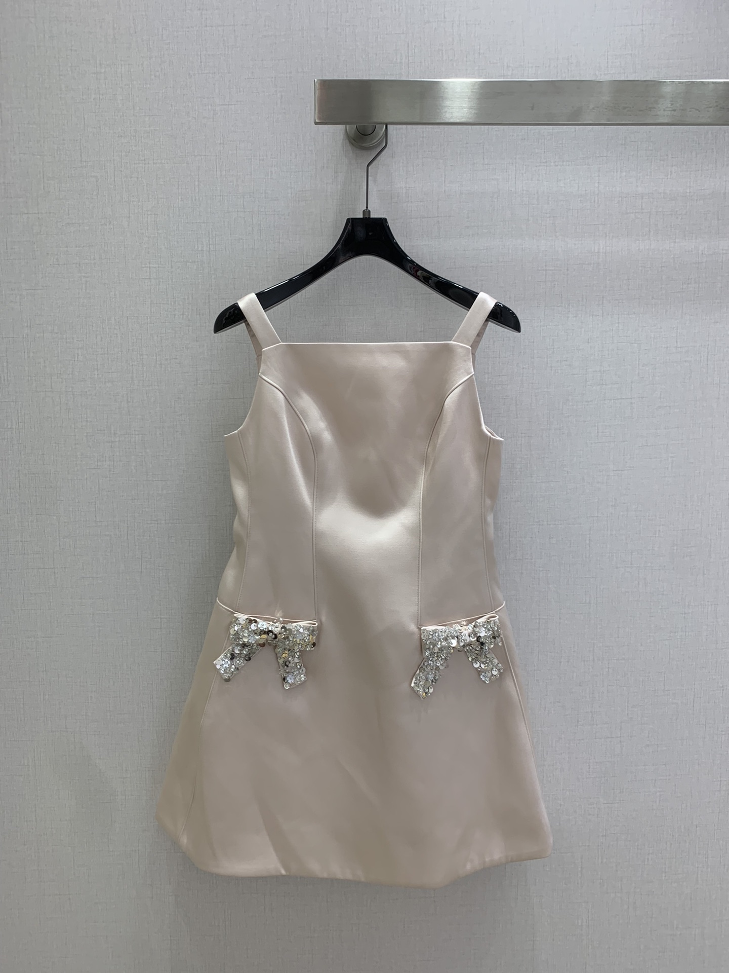 NO:802232,Highly recommended 26 spring and summer new satin beaded bow suspender dress, with soft light, elegant and high-end. Square neck wide shoulder strap design, modify the shoulder and neck lines, rhinestone bows on both sides of the skirt are super exquisite, full of details. The waist cut is slimming, the skirt length is moderate, and small people can easily control it. It is suitable for dates, parties and birthdays. Pair it with high heels or exquisite accessories, and you can easily get a gold-style look. One color SMLXL code High quality ABC, high heels, skirts,19860909强烈推荐 26春夏新款 缎面钉珠蝴蝶结吊带连衣裙,自带柔光感,优雅又高级.方领宽肩带设计,修饰肩颈线条,裙摆两侧水钻蝴蝶结超精致,细节满分.收腰剪裁显瘦,裙长适中,小个子也能轻松驾驭.约会、聚会、生日都很适合,搭配高跟鞋或精致配饰,轻松get千金风造型 一个色 SMLXL码 高品质ABC,,high heels,skirts,,Women's clothing