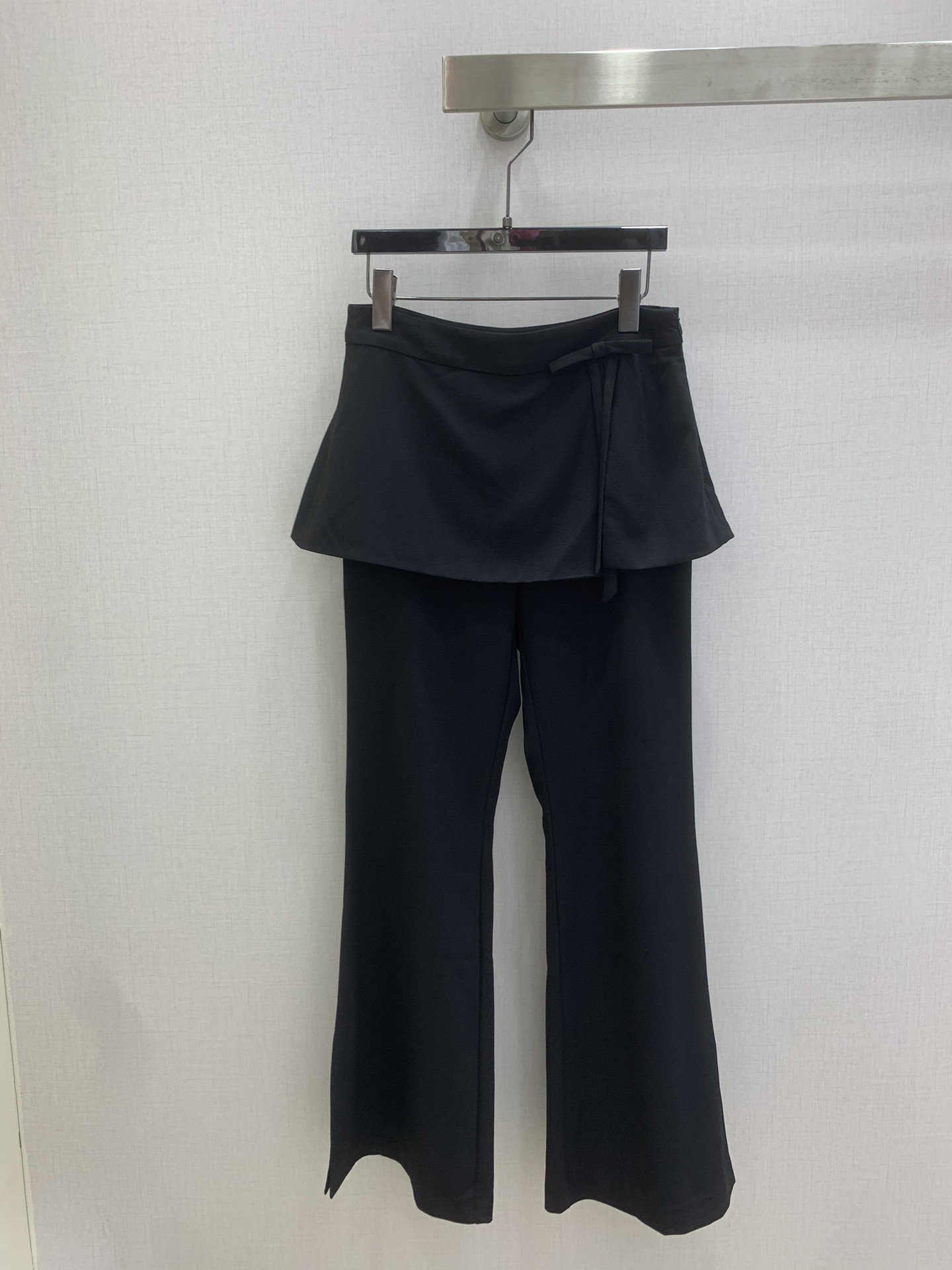 NO:802226,Highly recommended 26 spring and summer new style fake two-piece bootcut trousers, high waist design + bootcut trousers, slimming and flattering leg shape, easy to create good proportions!  The butt curtain is fully layered and can cover the hips and buttocks. It is friendly to the pear-shaped figure and is super comfortable and not tight to wear. The fabric has good drape and can be easily controlled for commuting, dating and daily life. It goes well with sweaters, shirts or jackets. It is simple and fashionable, and it is easy to get a high-end look. One color SML code, high quality ABC, jackets & coats, sweaters, shirts,19860909强烈推荐 26春夏新款 假两件屁帘微喇长裤,高腰设计+微喇裤型,显瘦又修饰腿型,轻松打造好比例！屁帘拼接层次感满满,还能遮胯遮臀,梨形身材友好,穿着超舒适不紧绷.面料垂感好,通勤、约会、日常都能轻松驾驭,搭配毛衣、衬衫或外套都很出彩,简约又时髦,轻松get高级感穿搭 一个色 SML码 高品质ABC,,jackets & coats,sweaters,shirts,,Women's clothing