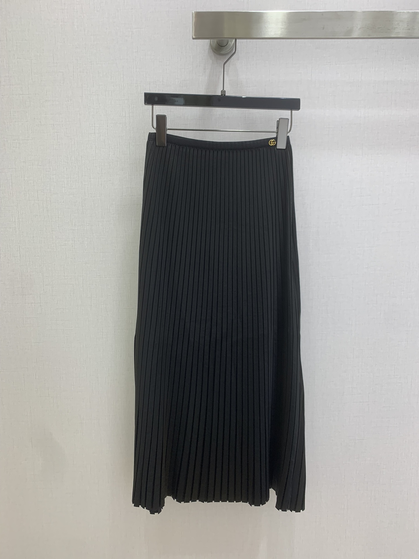 NO:803534,Highly recommended 26 spring and summer new style Double G hardware pleated long skirt, using high-density pleating technology, the pleats are even and long-lasting, and the drape is perfect. The mid-length design, the length reaches the knee or the middle of the calf, modifies the leg shape and looks elegant. The high-waist cut elongates the body proportions, and can be easily controlled by pear-shaped or slightly fat sisters. It covers the crotch and makes you slim and super friendly!  The fabric is soft and comfortable, simple and high-end for daily commuting and dating, easy to switch between multiple styles. Four colors SML code, high quality ABC,,skirts,19860909强烈推荐 26春夏新款 双G五金百褶长半裙,采用高密度压褶工艺,褶皱均匀且持久,垂坠感满分.中长款设计,长度到膝盖或小腿中部,修饰腿型又显优雅.高腰剪裁拉长身材比例,梨形或微胖姐妹也能轻松驾驭,遮胯显瘦超友好！面料柔软舒适,日常通勤、约会简约又高级,轻松切换多种风格 四个色 SML码 高品质ABC,,skirts,,Women's clothing