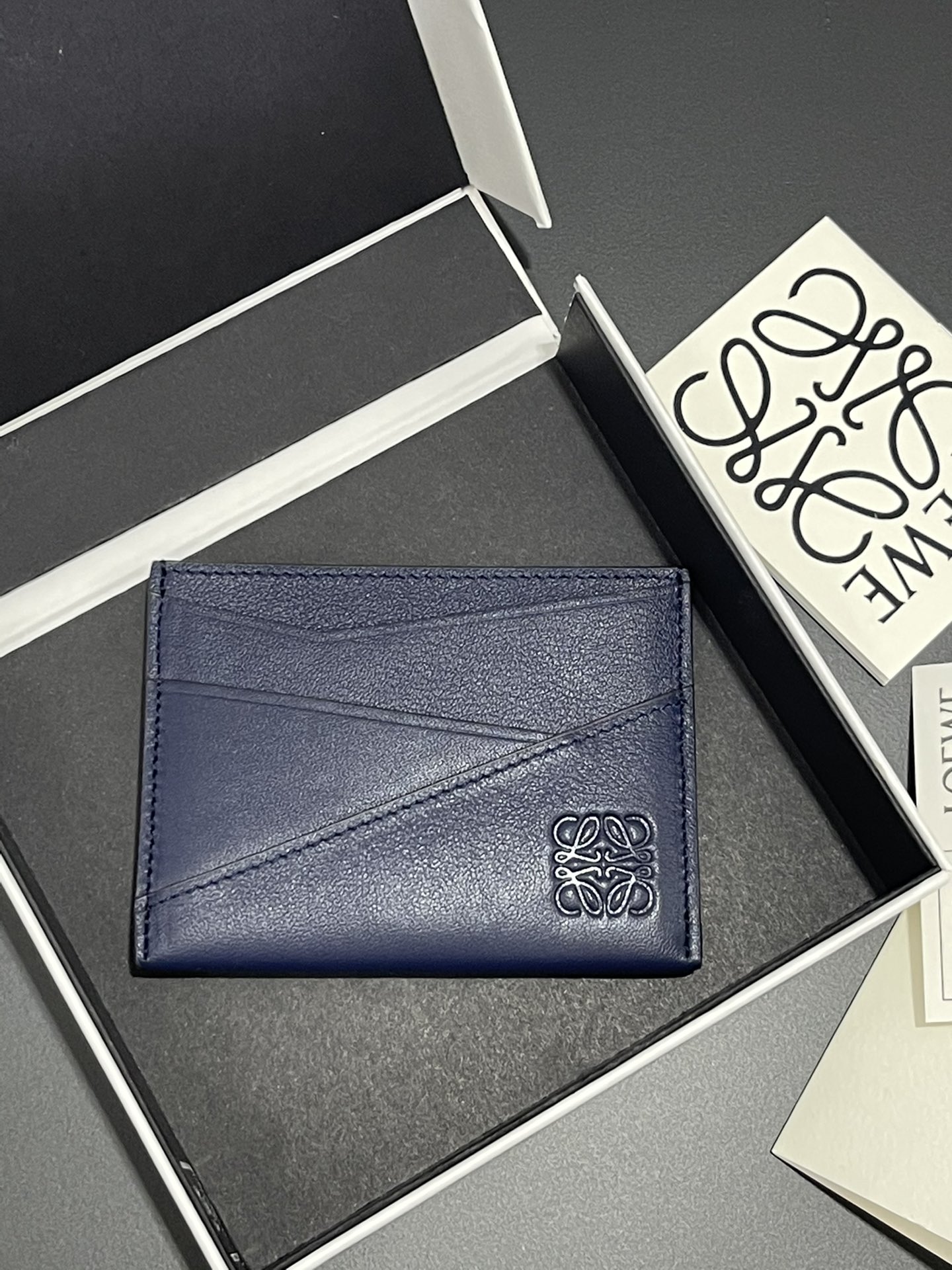 NO:769196,Men's single card holder. The wallet is inspired by the uzzle series of handbags. It adopts a unique geometric pattern and is made of classic calfskin. Four card slots and a middle compartment. Style number 3802. Size 10.5*7.5, Loewe wallet, loewe, wallets, cowhide19860909男士单片卡包 钱包的灵感来自于uzzle 系列手袋, 采用独特的几何图案 采用经典小牛皮材质  四个卡位和中间隔层 款号3802 尺寸10.5*7.5,罗意威钱包,loewe,wallets,cowhide,欧美剧