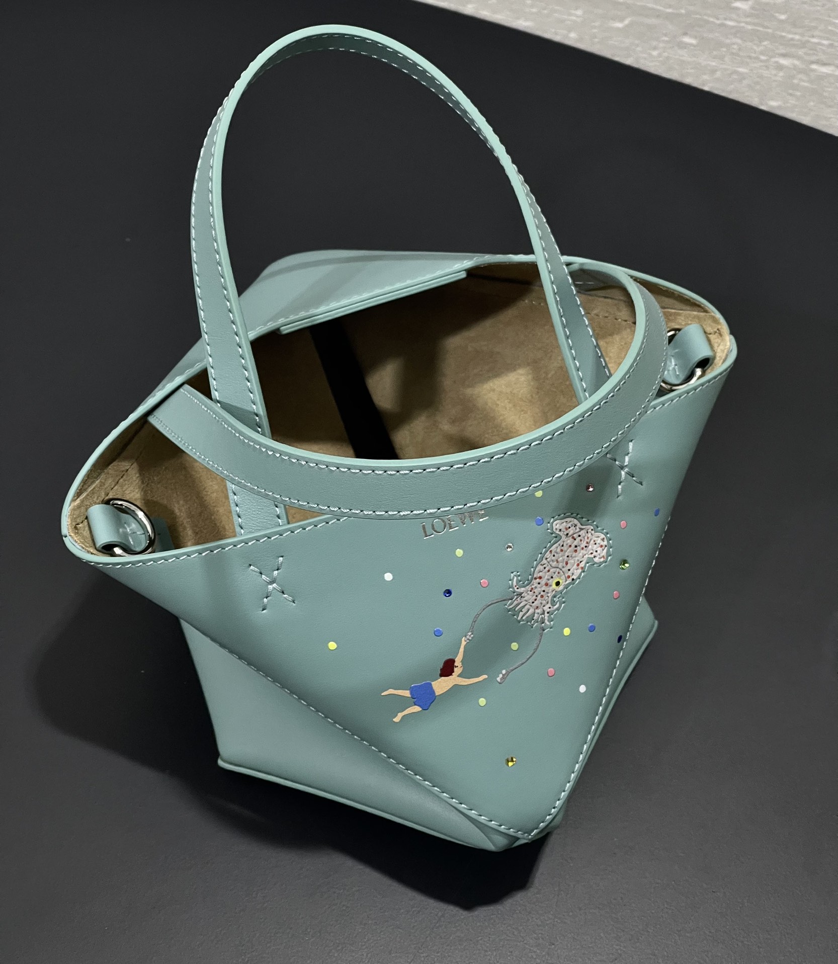 NO:769203,SunaFujita joint story line limited folding tote bag starts the journey of exploration with the fantasy of the mysterious seabed. Quiet blue ~ vivid underwater creatures ~ Luojia’s exclusive exquisite inlay craftsmanship. Can be carried cross-body. Style No. 89277 Size 16.59.520 (box gift bag), Loewe wallet, loewe, loewe, wallets19860909SunaFujita 联名故事线 限定折叠tote包 带着对神秘海底的幻想 开启探索之旅 幽静的蓝色系～生动的海底生物～罗家独家精湛的镶嵌工艺 可手提 斜挎 款号89277 尺寸16.59.520（盒子礼品袋）,罗意威钱包,loewe,loewe,wallets,欧美剧