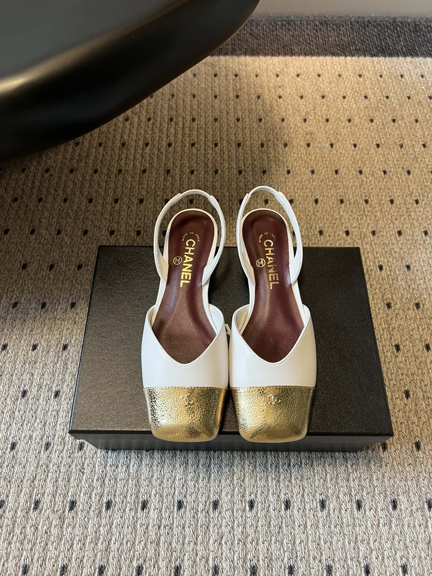NO:784535,Chane* Xiaoxiang 26SS early spring new color-blocked square-toe flat sandals, purchasing agent level 111111111 The square-toe cut comes with a retro filter, which instantly modifies the foot shape when put on, perfectly outlines the slender ankles, and directly lengthens the legs. You don’t need to deliberately match them, you can wear them with any outfit for a high-end look. They are suitable for work for commuting, for a lazy French style for dates, and effortlessly fashionable for daily wear.  Every detail hides the exquisite heritage of the brand. The low-key double C logo is high-end that can be recognized at a glance. Sheepskin upper, sheepskin lining, genuine leather outsole, size 35-41 (customized sizes 40 and 41 are non-returnable), heel height 2cm, sandals, chanel, sandals, sheepskin, Leather soles19860909Chane* 小香26SS早春新款拼色方头平底凉鞋 代购级  一一一一一一一一一 方头剪裁自带复古滤镜,上脚瞬间修饰脚型,把纤细脚踝完美勾勒,显腿长的效果直接拉满.不用刻意搭配,随便一套都能穿出高级感.通勤穿是得体的职场气场,约会穿是慵懒的法式风情,日常穿是不费力的时髦感. 每一处细节都藏着品牌的精致底蕴,低调的双C标识,是能一眼就get的高级. 鞋面羊皮 内里羊皮 大底真皮大底 size35-41码（40、41码定制不退换） 跟高2cm,凉鞋单鞋,chanel,sandals,sheepskin,Leather soles,Women's Shoes