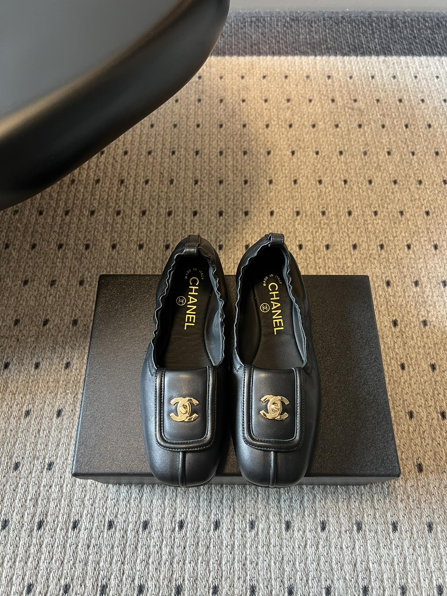 NO:784554,Chane*26SS early spring new classic square-toe elastic body shoes. The iconic double-C metal buckle is the finishing touch, which instantly enhances brand recognition. The classic square-toe shoe shape is paired with a ruffled shoe collar, which is gentle and delicate. It perfectly modifies the foot shape and makes the foot slim and beautiful in seconds. The simple and elegant line design combines retro and modern aesthetics. Whether it is commuting or daily life, you can easily capture the French lazy atmosphere. It is a versatile style that will never go out of style in the shoe cabinet.  Classic and timeless fragrant shoes, you can wear them with your eyes closed without stepping on thunder, and they are very suitable for keeping for yourself and giving to your best friends. They can be easily controlled in various occasions, allowing you to wear them with a high-end feel anytime and anywhere. Sheepskin upper, sheepskin lining, genuine leather outsole, size 35-41 (customized sizes 40 and 41 are non-returnable), ballet shoes, chanel, sheepskin, Leather soles19860909Chane*26SS早春新款经典方头松紧鞋身单鞋 标志性双C金属扣作为点睛之笔,瞬间拉满品牌辨识度,经典方头鞋型搭配荷叶边鞋口,温柔又精致,完美修饰脚型,上脚秒变纤细美足.简约大气的线条设计,融合复古与现代美学,不管是通勤还是日常,都能轻松拿捏法式慵懒氛围感,是鞋柜里永远不会过时的百搭款. 经典永不过时的香风单鞋,闭眼入不踩雷,自留送闺蜜都超合适.轻松驾驭各种场合,让你随时随地都能穿出高级感. 鞋面羊皮 内里羊皮 大底真皮大底 size35-41码（40、41码定制不退换）,芭蕾舞鞋,chanel,sheepskin,Leather soles,Women's Shoes