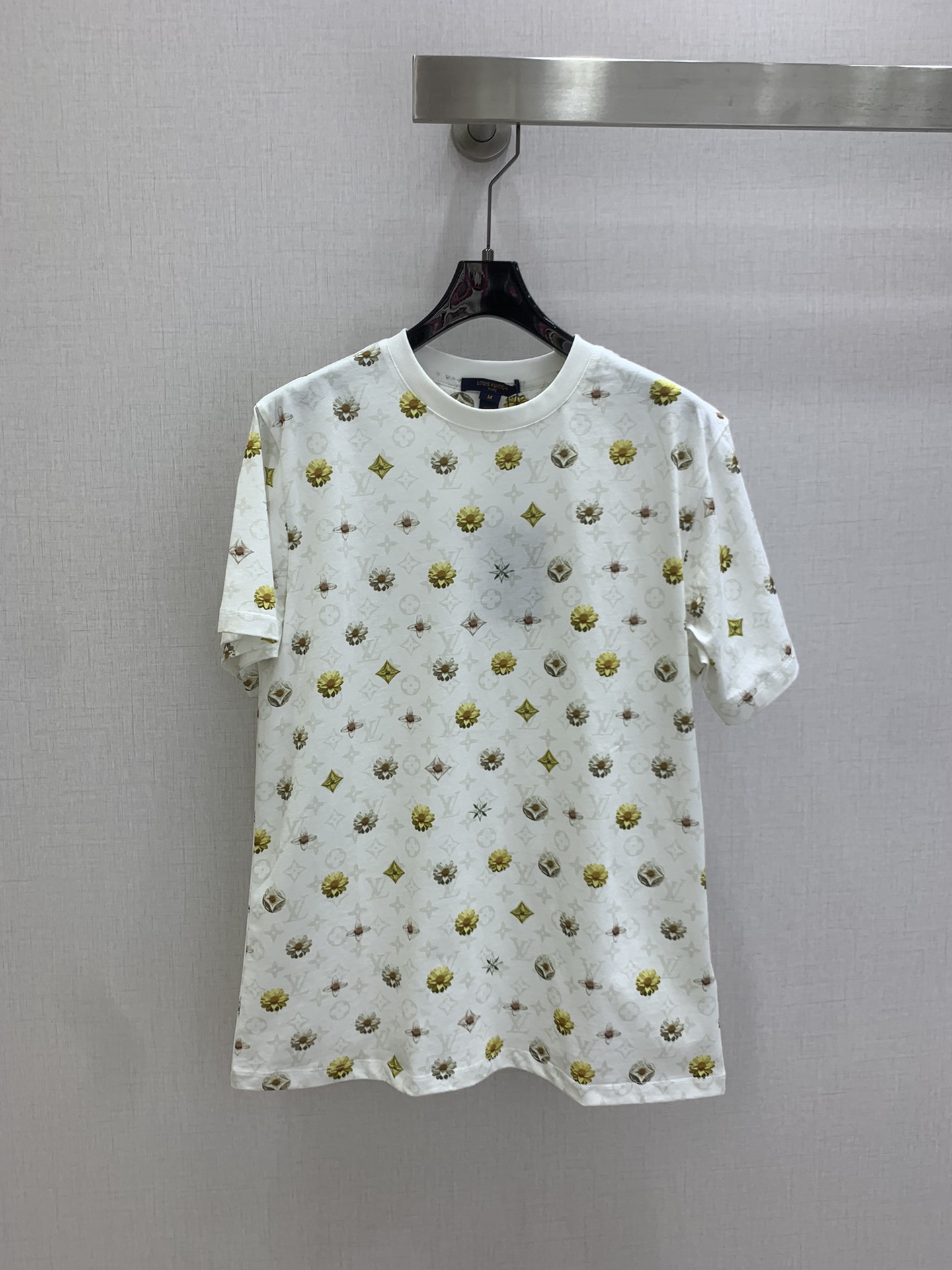 NO:803532,Highly recommended 26 spring and summer new floral print short-sleeved T-shirt. It is very dense and feels great. It is a really hard-working one!  !  Perfect details, regular fit!  The upper body is not picky at all, simple and generous, instantly enhances the temperament, popular recommendation, one color SML code, high quality ABC, T-shirt, tees, t-shirt,19860909强烈推荐 26春夏新款 花卉印花短袖T恤 密度很高手感超好 真的费劲心血的一款！！细节完美 常规版型！上身完全不挑人简单大方 瞬间提升气质 爆款推荐,一个色 SML码 高品质ABC,,T-shirt,tees，t-shirt,,Women's clothing