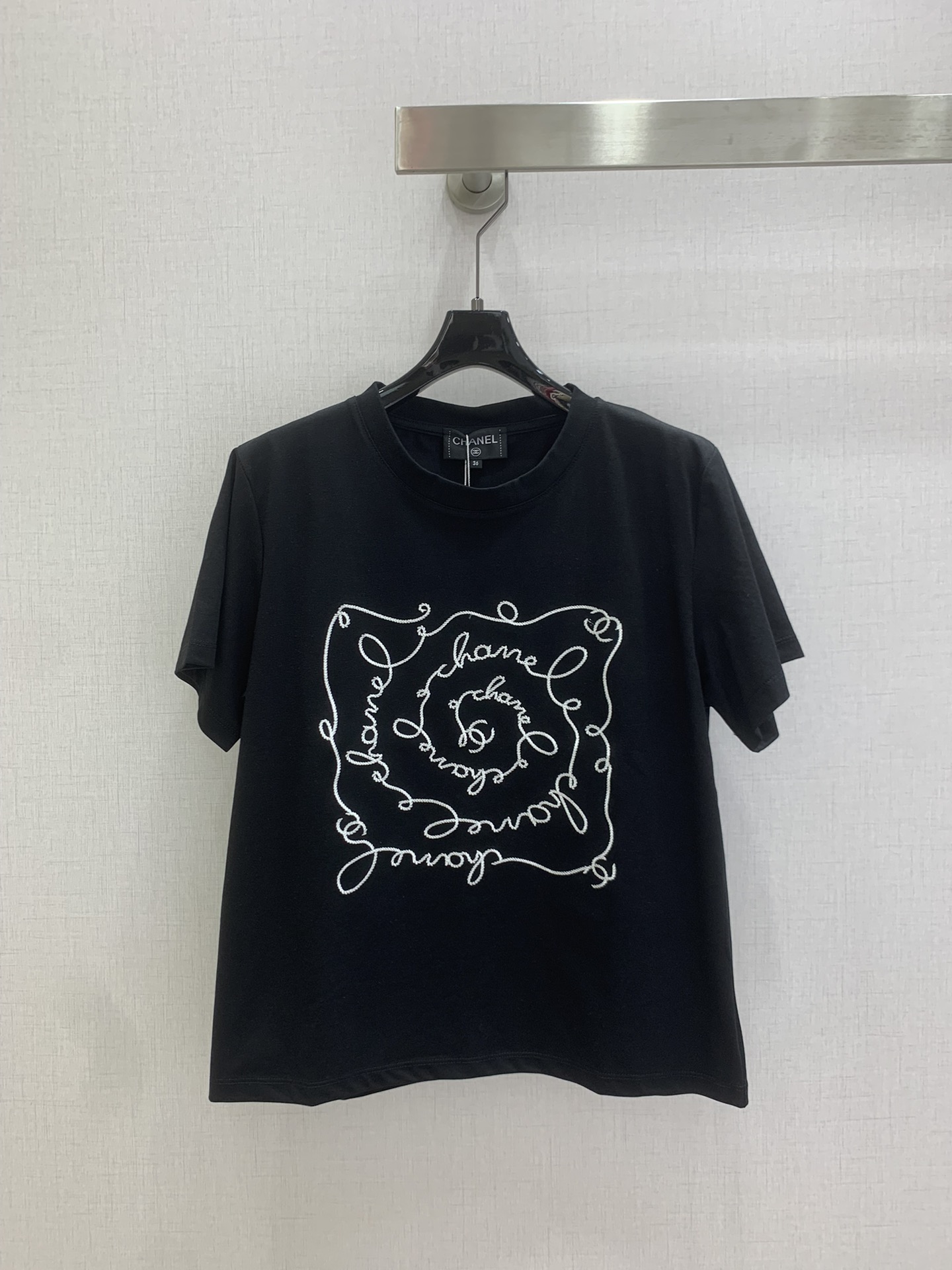 NO:803528,Highly recommended 26 spring and summer new style irregular embroidered short-sleeved T-shirt, very dense and feels great, a really hard-working one!  !  Perfect details, regular fit!  The upper body is not picky at all, simple and generous, instantly enhances the temperament, popular recommendation, two colors SML code, high quality ABC, T-shirt, tees, t-shirt,19860909强烈推荐 26春夏新款 不规则刺绣短袖T恤 密度很高手感超好 真的费劲心血的一款！！细节完美 常规版型！上身完全不挑人简单大方 瞬间提升气质 爆款推荐,两个色 SML码 高品质ABC,,T-shirt,tees，t-shirt,,Women's clothing