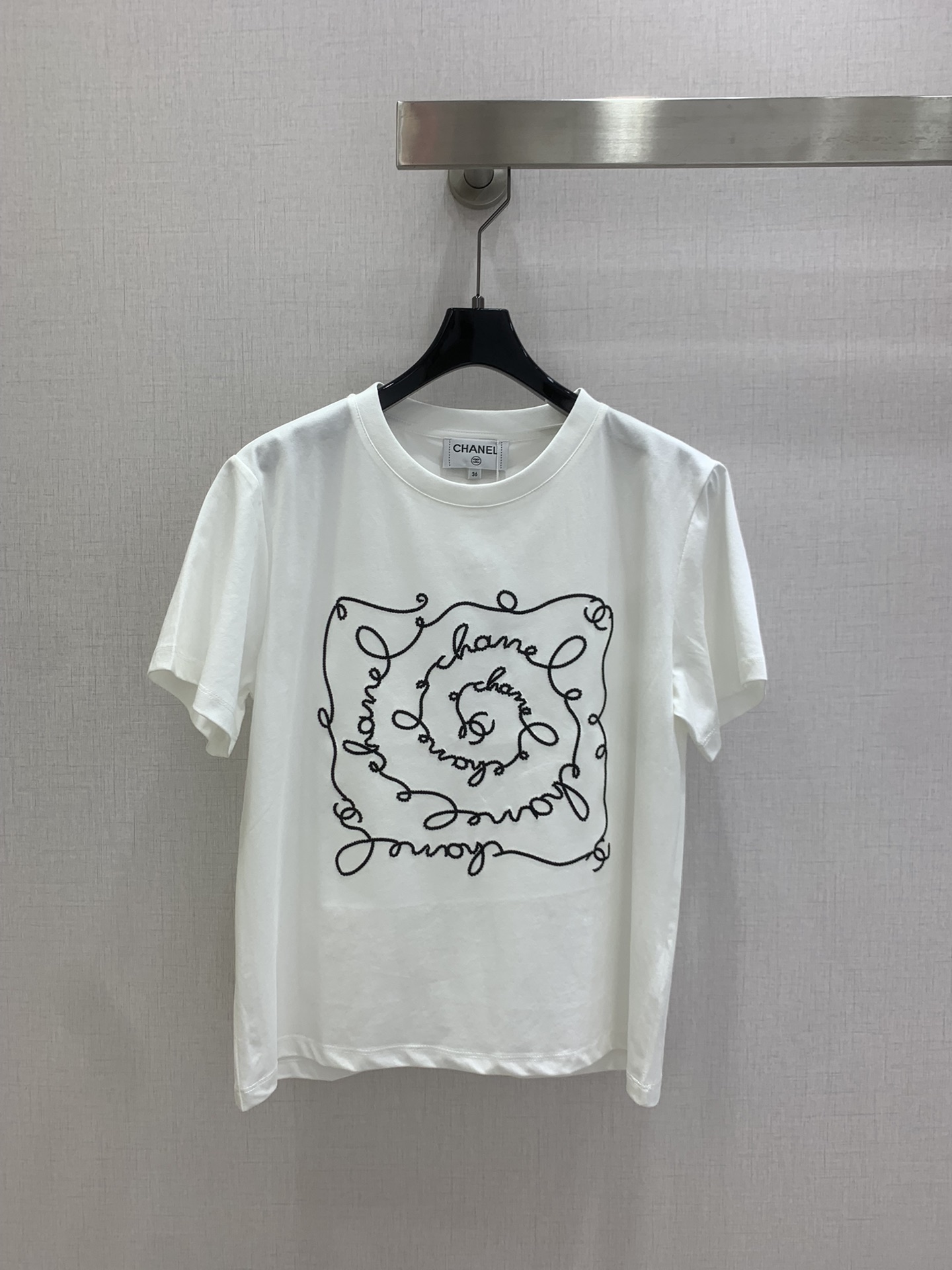 NO:803554,Highly recommended 26 spring and summer new style irregular embroidered short-sleeved T-shirt, very dense and feels great, a really hard-working one!  !  Perfect details, regular fit!  The upper body is not picky at all, simple and generous, instantly enhances the temperament, popular recommendation, two colors SML code, high quality ABC, T-shirt, tees, t-shirt,19860909强烈推荐 26春夏新款 不规则刺绣短袖T恤 密度很高手感超好 真的费劲心血的一款！！细节完美 常规版型！上身完全不挑人简单大方 瞬间提升气质 爆款推荐,两个色 SML码 高品质ABC,,T-shirt,tees，t-shirt,,Women's clothing