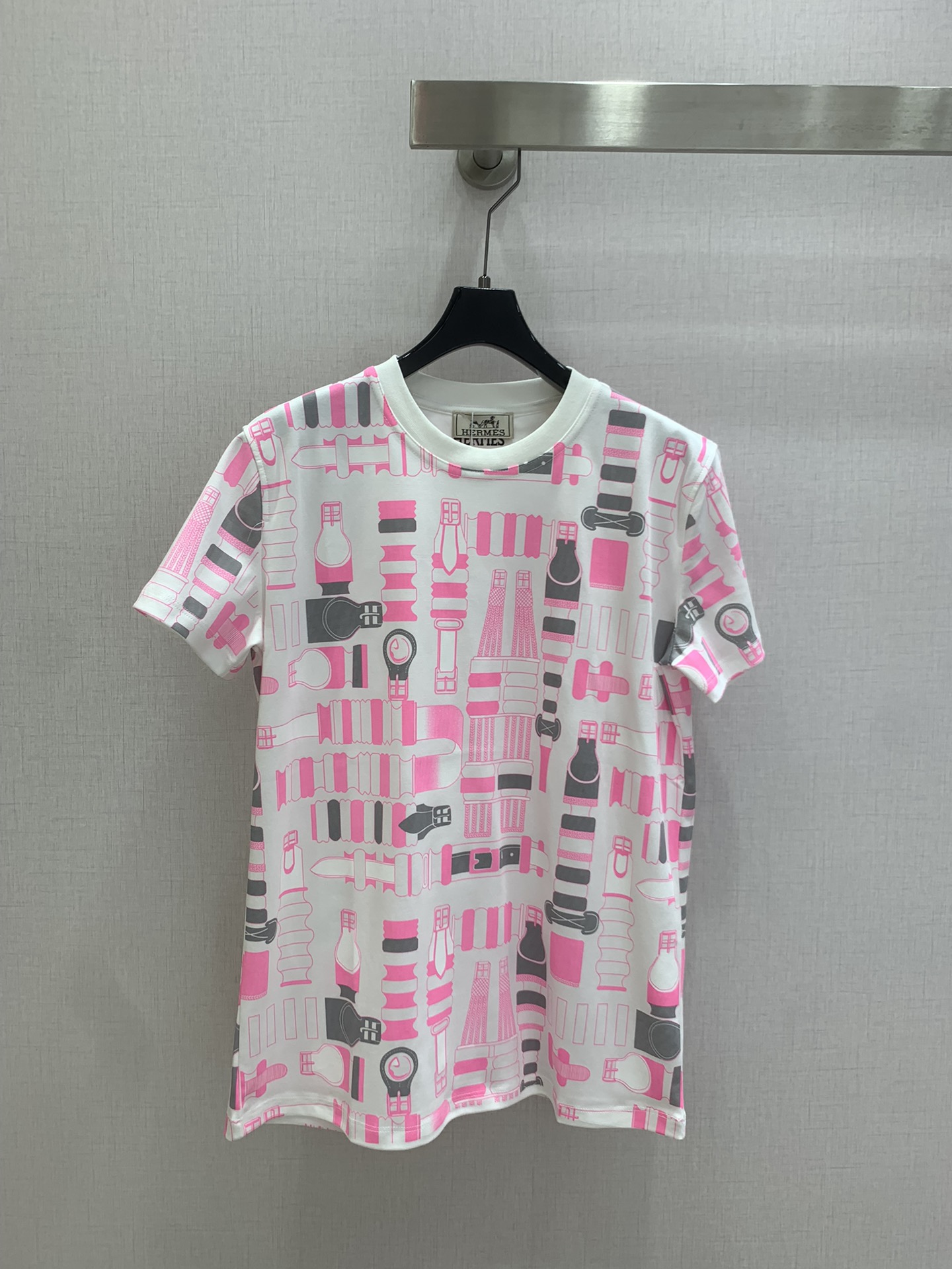 NO:803553,Highly recommended 26 spring and summer new pink belt printed short-sleeved T-shirt. It is very dense and feels great. It is a really hard-working one!  !  Perfect details, regular fit!  The upper body is not picky at all, simple and generous, instantly enhances the temperament, popular recommendation, two colors SML code, high quality ABC, T-shirt, tees, t-shirt,19860909强烈推荐 26春夏新款 粉皮带印花短袖T恤 密度很高手感超好 真的费劲心血的一款！！细节完美 常规版型！上身完全不挑人简单大方 瞬间提升气质 爆款推荐,两个色 SML码 高品质ABC,,T-shirt,tees，t-shirt,,Women's clothing