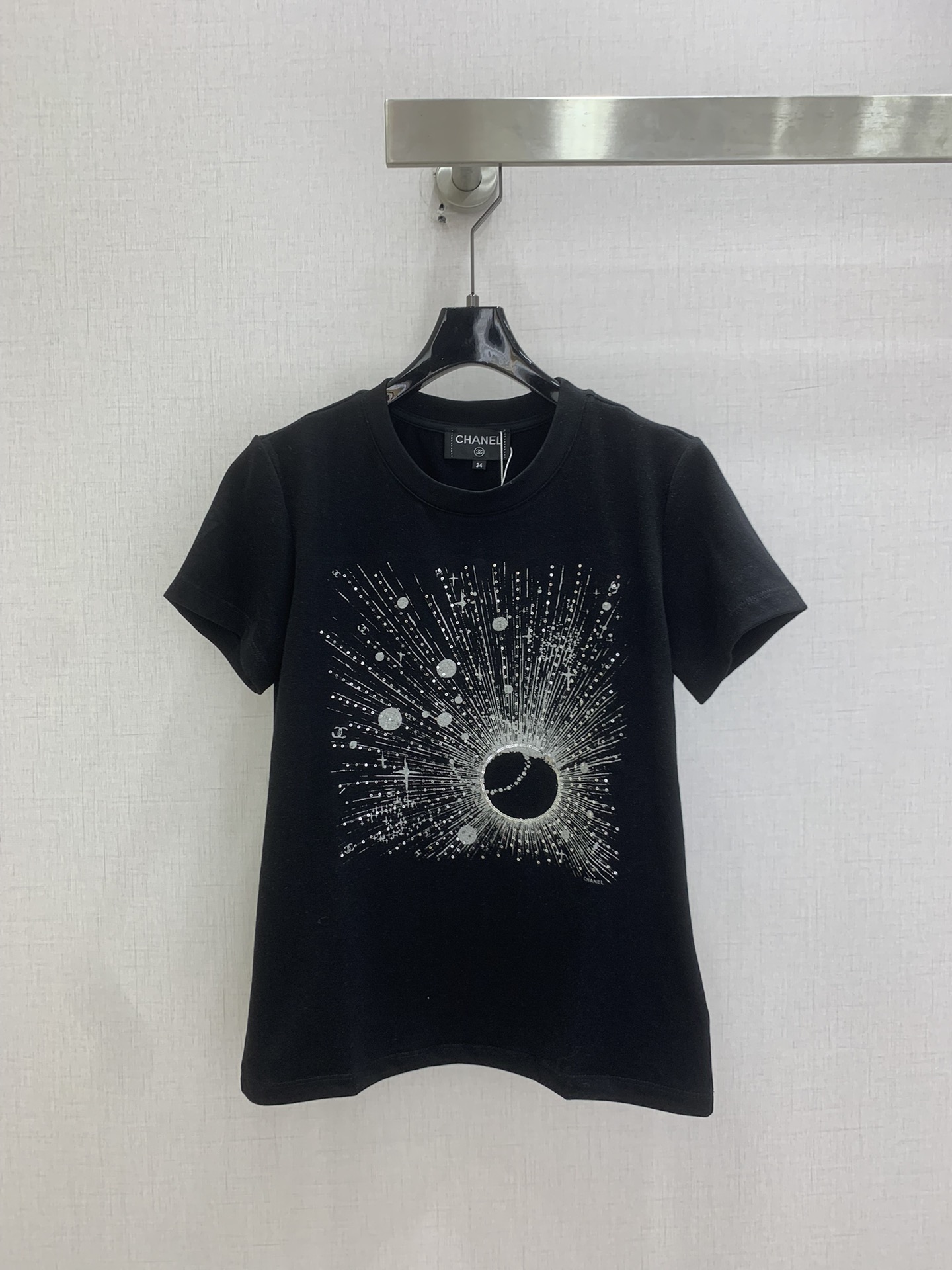 NO:803551,Highly recommended 2026 spring and summer new style short-sleeved T-shirt with beading pattern. It is very dense and feels great. It is a really hard-working one!  !  Perfect details, regular fit!  The upper body is not picky at all, simple and generous, instantly enhances the temperament, popular recommendation, two colors SML code, high quality ABC, T-shirt, tees, t-shirt,19860909强烈推荐 2026春夏新款 钉珠图案短袖T恤 密度很高手感超好 真的费劲心血的一款！！细节完美 常规版型！上身完全不挑人简单大方 瞬间提升气质 爆款推荐,两个色 SML码 高品质ABC,,T-shirt,tees，t-shirt,,Women's clothing