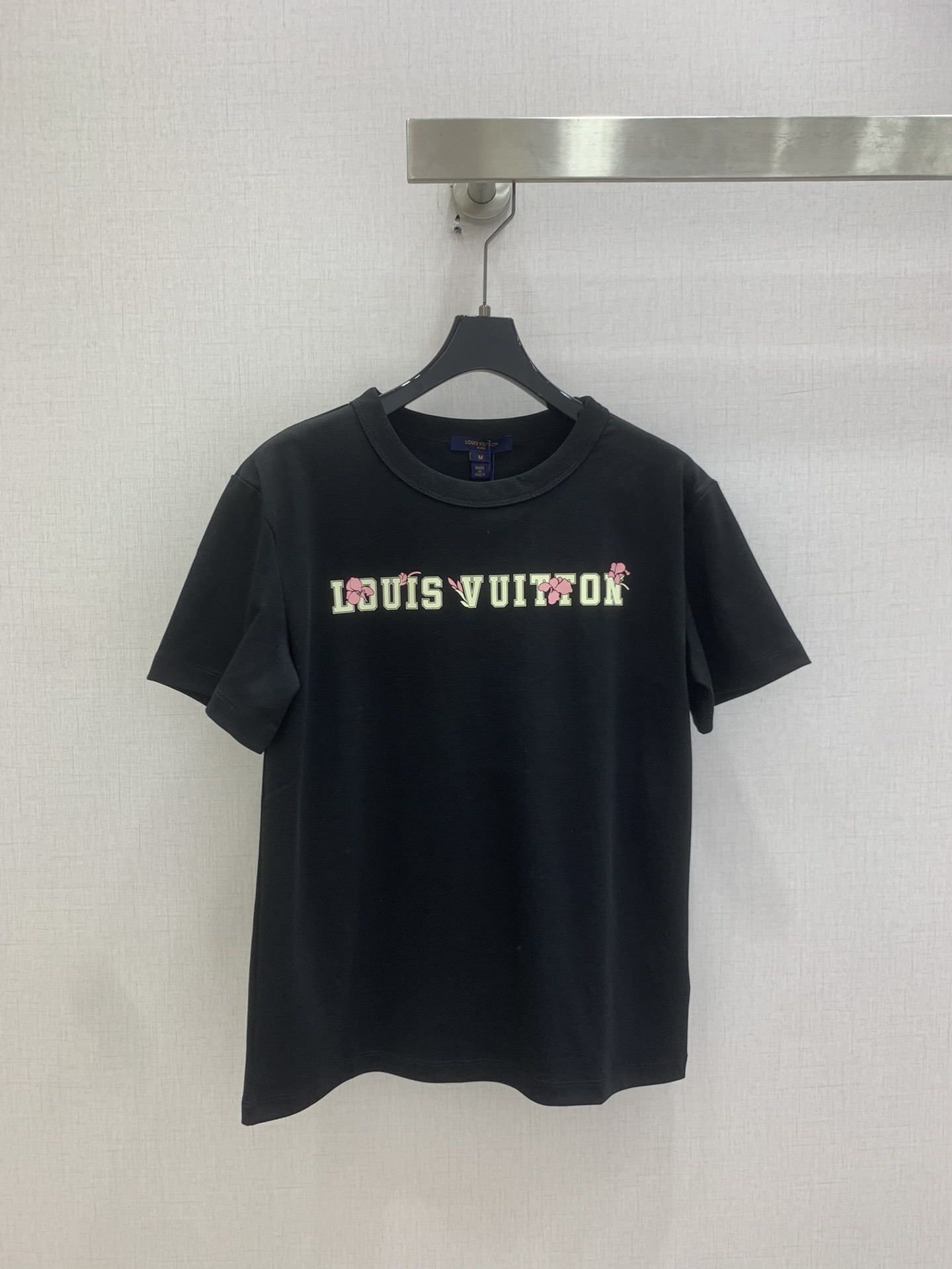 NO:803550,Highly recommended 26 spring and summer new short-sleeved T-shirt with printed letters. It is very dense and feels great. It is a really hard-working one!  !  Perfect details, regular fit!  The upper body is not picky at all, simple and generous, instantly enhances the temperament, popular recommendation, two colors SML code, high quality ABC, T-shirt, tees, t-shirt,19860909强烈推荐 26春夏新款 印花字母短袖T恤 密度很高手感超好 真的费劲心血的一款！！细节完美 常规版型！上身完全不挑人简单大方 瞬间提升气质 爆款推荐,两个色 SML码 高品质ABC,,T-shirt,tees，t-shirt,,Women's clothing