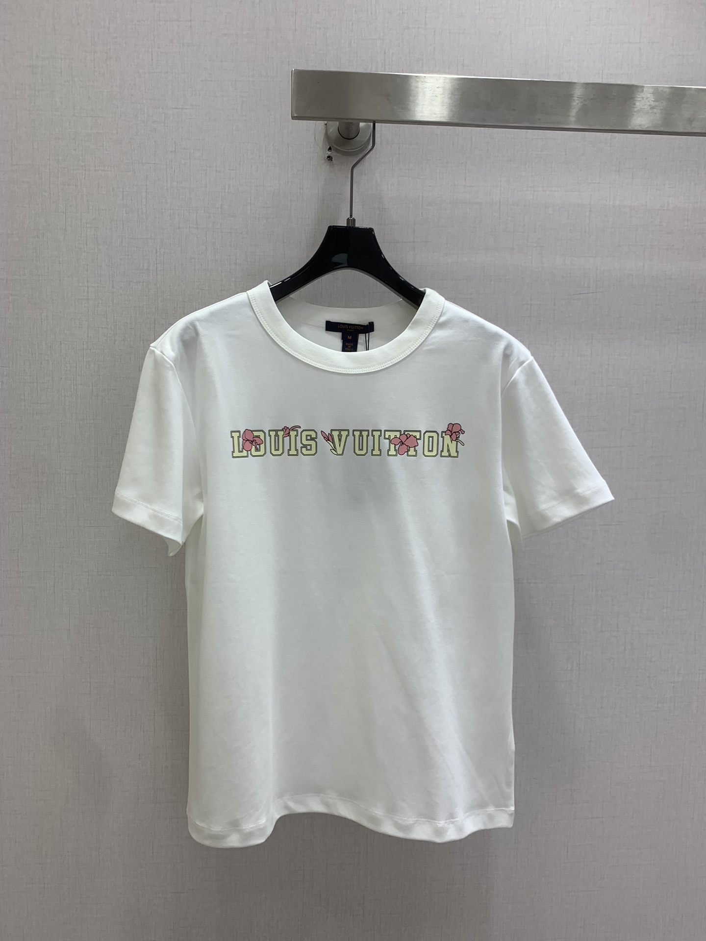 NO:802900,Highly recommended 26 spring and summer new short-sleeved T-shirt with printed letters. It is very dense and feels great. It is a really hard-working one!  !  Perfect details, regular fit!  The upper body is not picky at all, simple and generous, instantly enhances the temperament, popular recommendation, two colors SML code, high quality ABC, T-shirt, tees, t-shirt,19860909强烈推荐 26春夏新款 印花字母短袖T恤 密度很高手感超好 真的费劲心血的一款！！细节完美 常规版型！上身完全不挑人简单大方 瞬间提升气质 爆款推荐,两个色 SML码 高品质ABC,,T-shirt,tees，t-shirt,,Women's clothing
