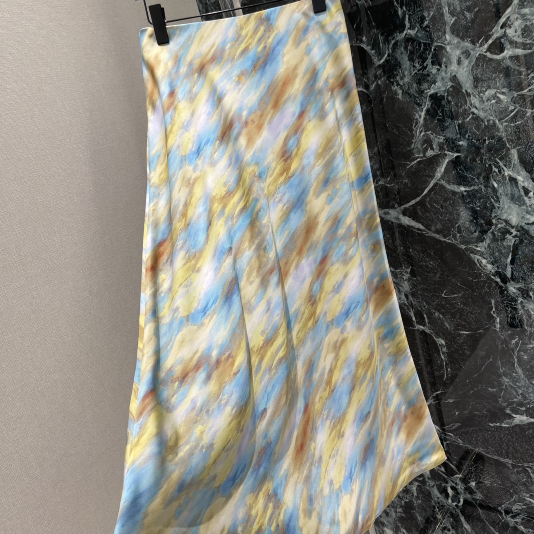 26春夏新款 晕染印花半身裙 采用蓝黄棕晕染印花，油画感十足 艺术氛围满满!面料轻盈垂坠 春夏穿超舒适 