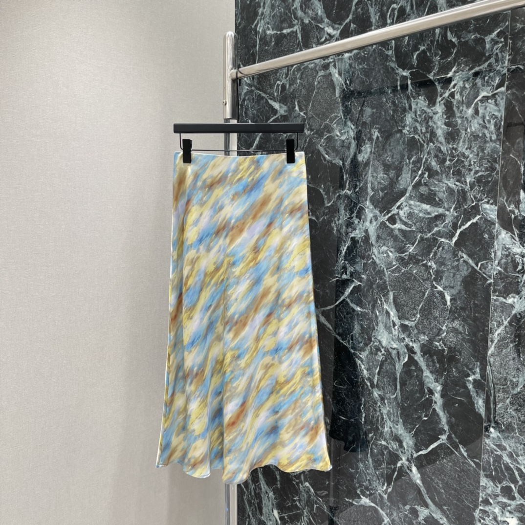 NO:782797,The highest version on the market, the girl inspects the goods, trims the three marks on the threads, and delivers the goods. You can post pictures and take videos. If you want quality or service, please add me on WeChat. We will not accept urgent orders. 26 new spring and summer sfumato printed skirt. It adopts blue, yellow and brown sfumato printing, full of oil painting feeling, full of artistic atmosphere! The fabric is light and drape, super comfortable to wear in spring and summer, covers the flesh and shows temperament, mid-length design for commuting and dating  It can be easily worn on vacation and looks great with simple tops or sun-proof cardigans~ Inspired by Monet's oil paintings, you will look like an atmospheric heroine when worn! One color SML, women's clothing, skirts,19860909市面最高版本小妹验货、修剪线头上三标、发货可发图及拍视频,要品质要服务的加我微信,不接急单. 26春夏新款 晕染印花半身裙 采用蓝黄棕晕染印花,油画感十足 艺术氛围满满!面料轻盈垂坠 春夏穿超舒适 遮肉显气质 中长款设计 通勤 约会 度假都能轻松驾驭搭配简约上衣或防晒开衫都很出彩~灵感源自莫奈油画穿上就是氛围感女主!一个色SML,女装,skirts,,Women's clothing