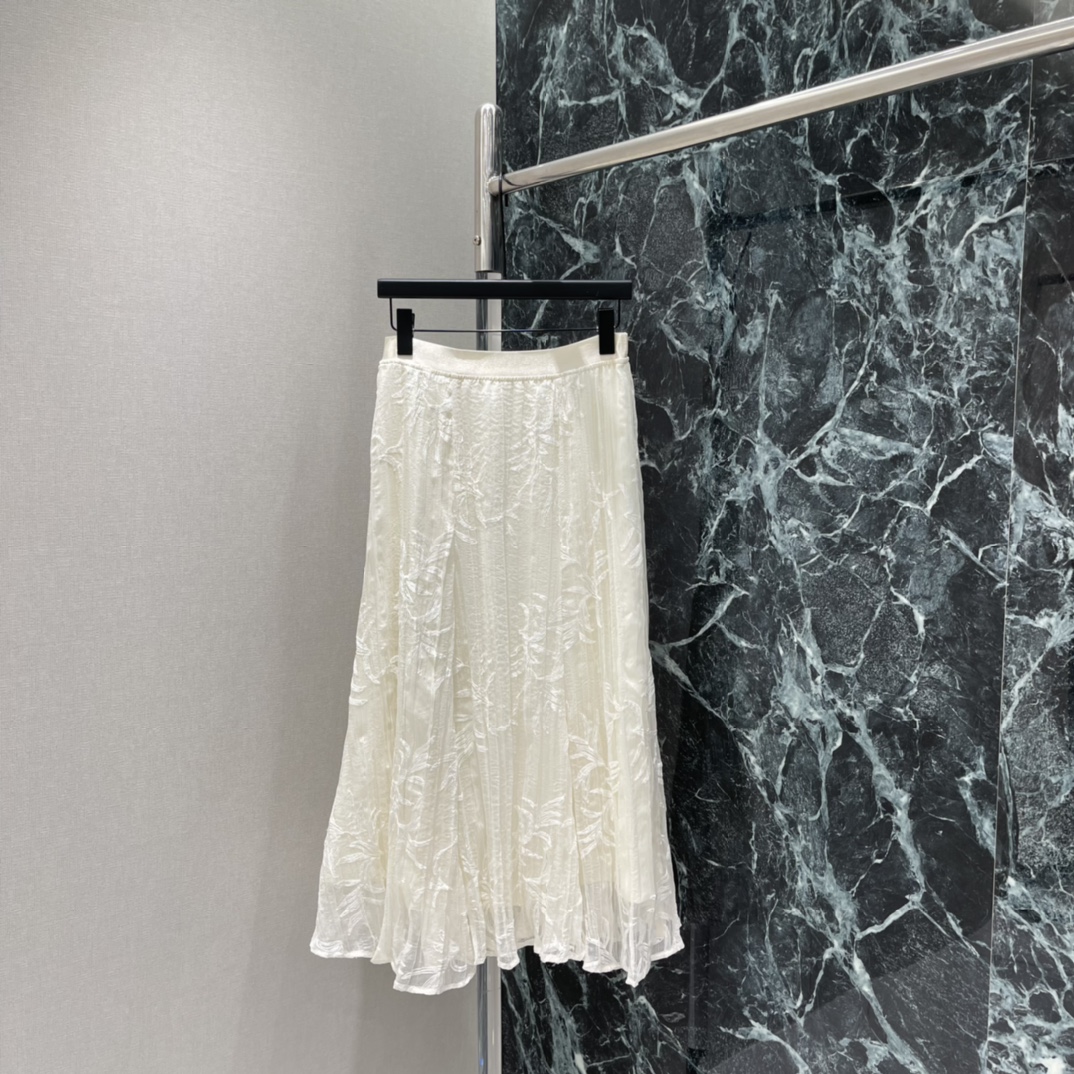 NO:782787,The highest version on the market, the girl inspects the goods, trims the three marks on the threads, and delivers the goods. You can post pictures and take videos. If you want quality and service, please add me on WeChat. We will not accept urgent orders. 26 spring and summer new style embroidered pleated skirt. The three-dimensional embroidery pattern is super layered. The high-waisted A-line version is slim and flattering. The elastic waist design is comfortable to wear and suitable for a variety of body types.  The mid-length skirt is easy to control for commuting, dating, and daily life. It is very gentle and elegant when paired with a shirt or knitted top. The embroidery details make the overall look more refined. It is a must-have and versatile item in spring and summer! One color SML, women's clothing, skirts, shirts,19860909市面最高版本小妹验货、修剪线头上三标、发货可发图及拍视频,要品质要服务的加我微信,不接急单. 26春夏新款 刺绣压褶半身裙 立体刺绣花纹超有层次感 高腰A字版型 显瘦又修饰身形 松紧腰设计穿着舒适 适合多种身材 中长款裙长,通勤,约会,日常都能轻松驾驭,搭配衬衫或针织上衣都很温柔气质~刺绣细节让整体更精致,春夏季节必备百搭单品!一个色SML,女装,skirts,shirts,,Women's clothing